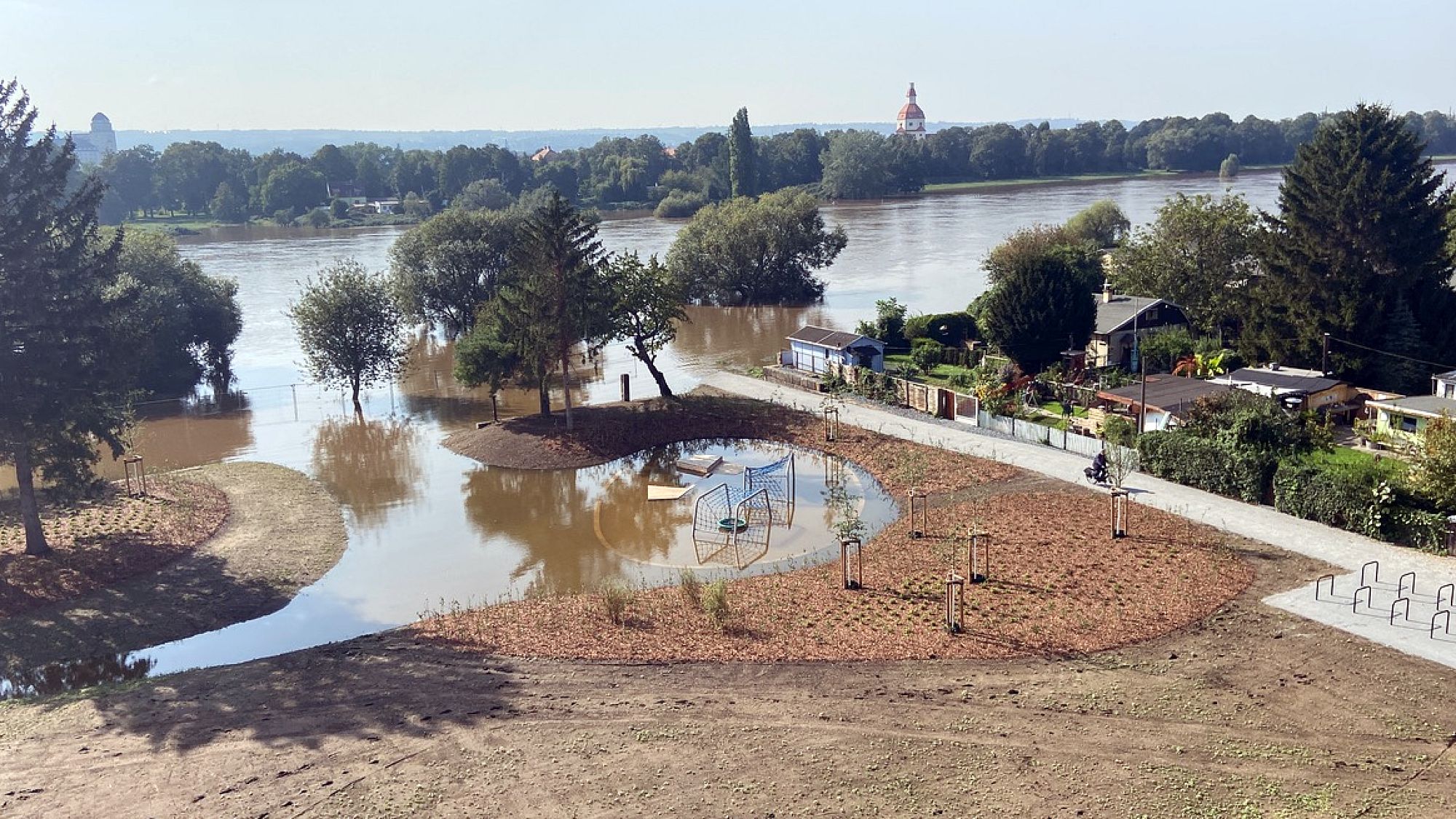 Überschwemmter Spielplatz am Gebäude-Ensemble Marina Garden - Foto: CTR Marina Garden