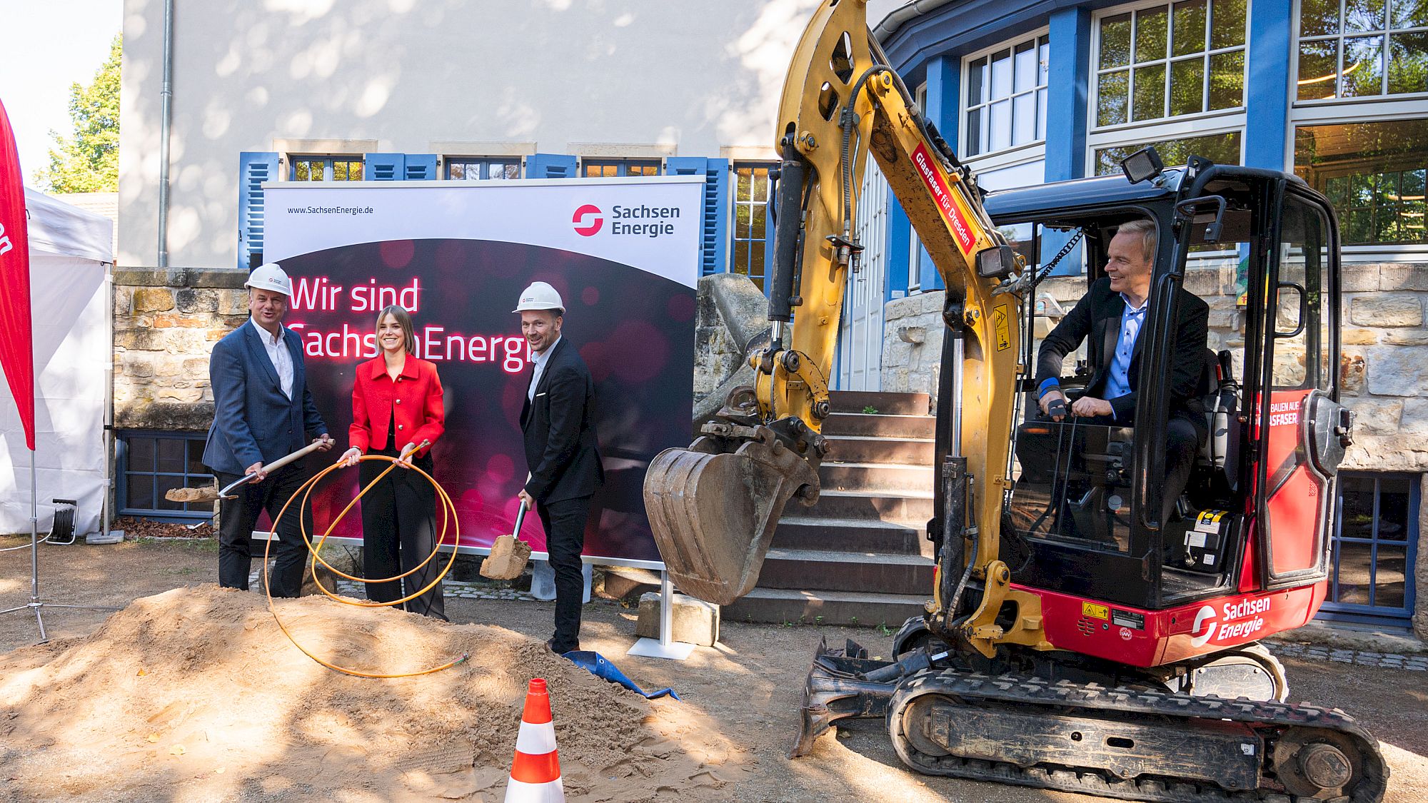 Erster Spatenstich für den Glasfaserausbau im Dresdner Norden (v.l.n.r.): Dresdens Oberbürgermeister Dirk Hilbert, SachsenEnergie-ProjektleiterInnen Dr. Bettina Kieselbach und Björn Bergmann und SachsenEnergie-Vorstandsvorsitzender Dr. Frank Brinkmann - Foto: Sachsen-Energie/Kristijonas Duttke