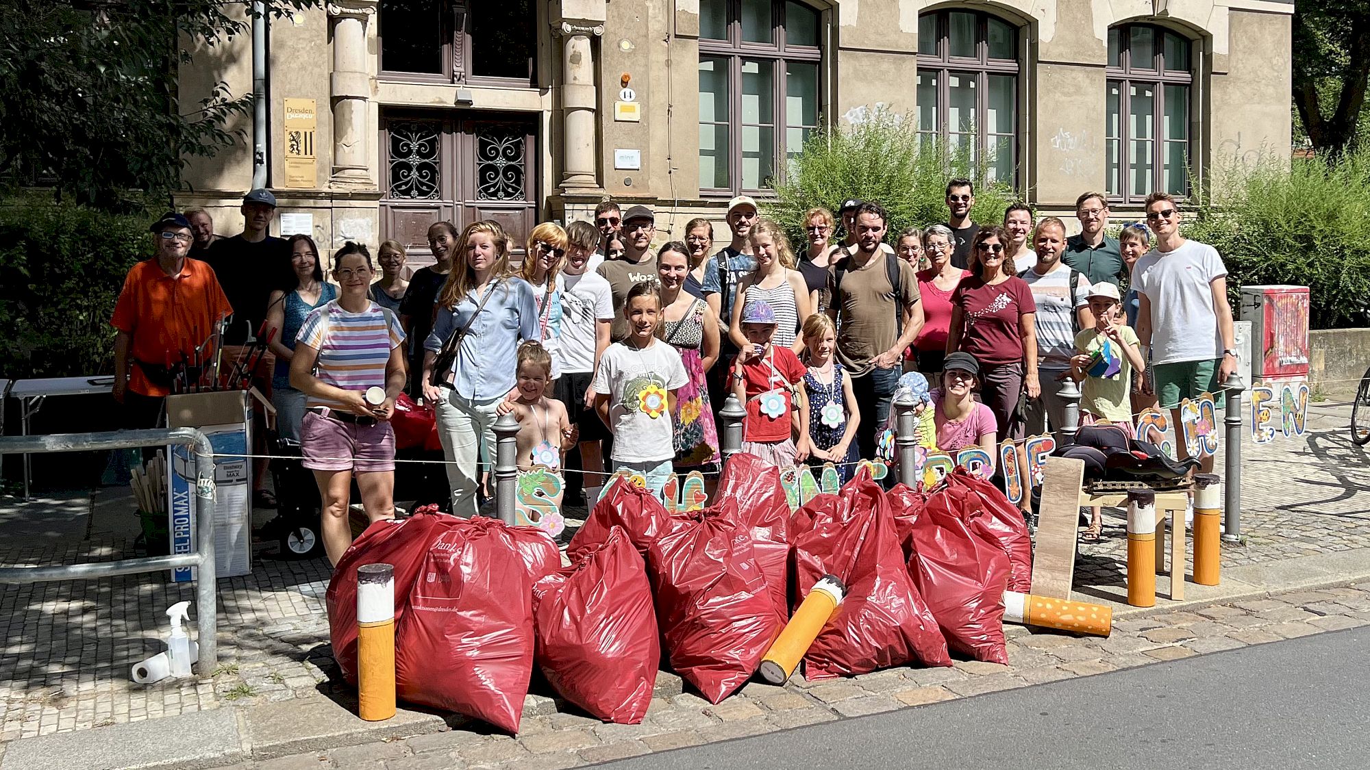 Bei der letzten Aktion im August haben mehr als 100 Leute mitgemacht und mehr als 100 Kilo kleinteiligen Müll und rund 2.000 Zigarettenkippen eingesammelt. Foto: IG Schöner Pieschen