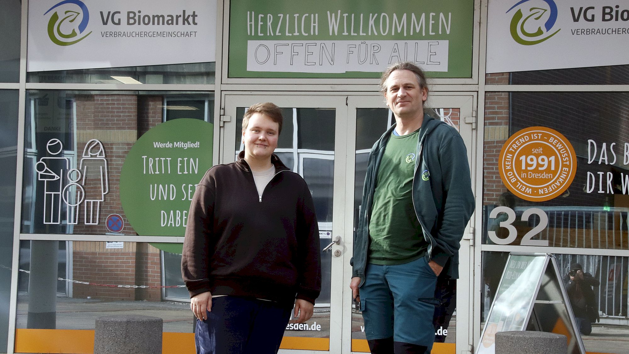 Marktleiterin Anne Kretschmann und VG-Vorstand Jonathan Kirchner - Foto: J. Frintert