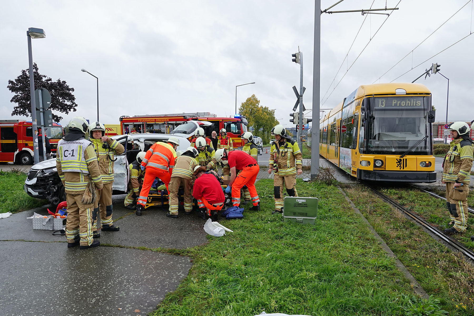 Feuerwehr im Einsatz an der Unfallstelle - Foto: Roland Halkasch