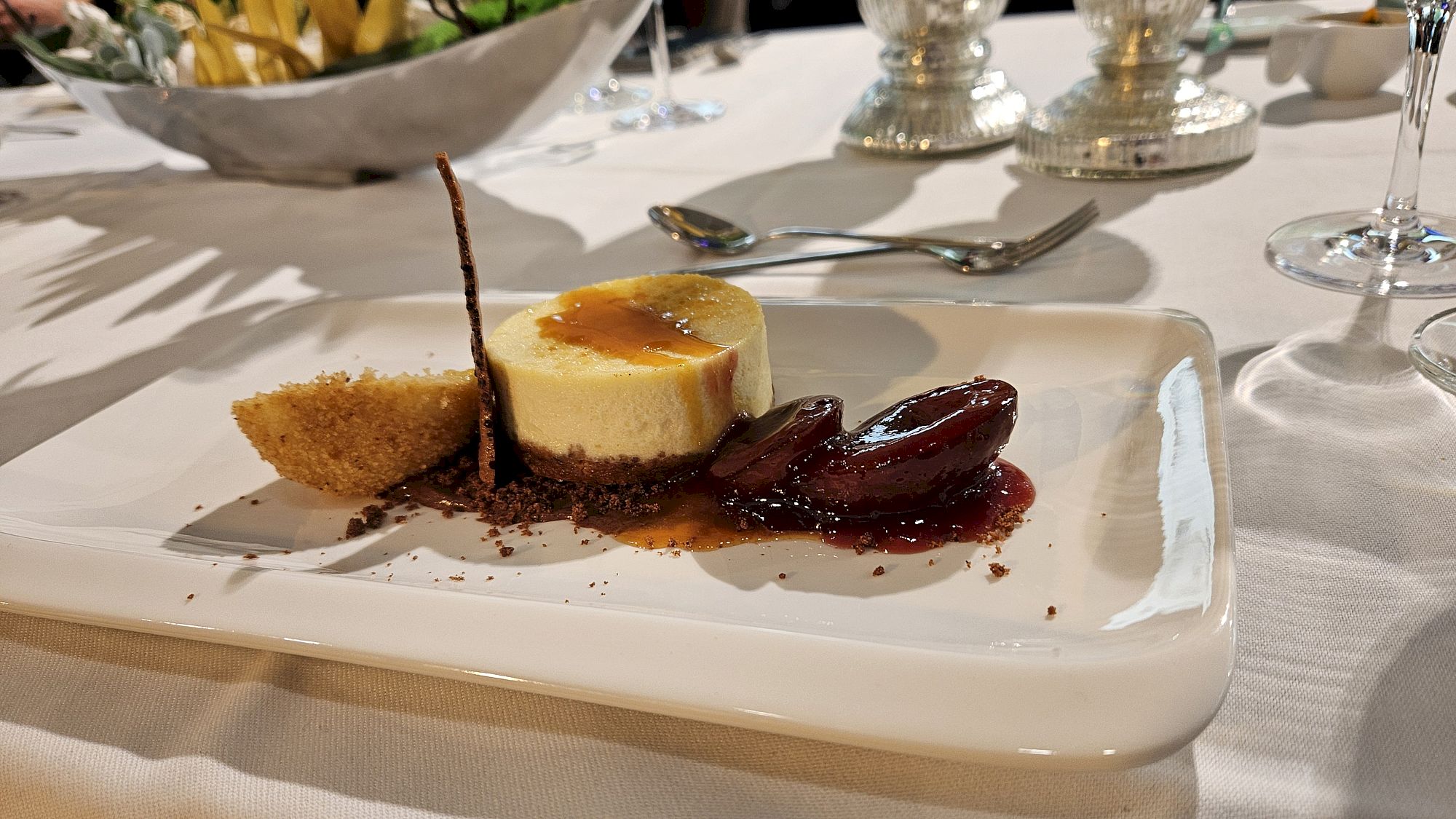 Dessert: Rumpflaume, und Cheesecake. Foto: J. Frintert