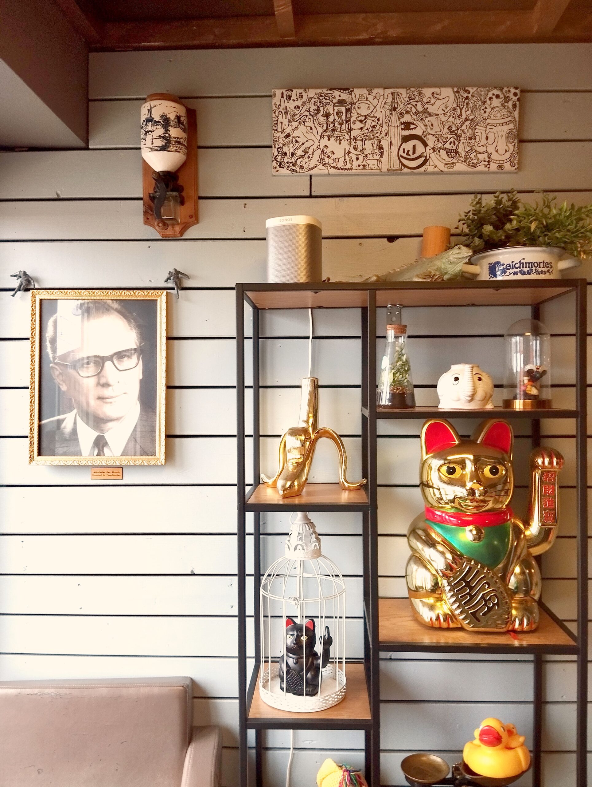 Honecker und Winkekatze - humorvoller Stilbruch