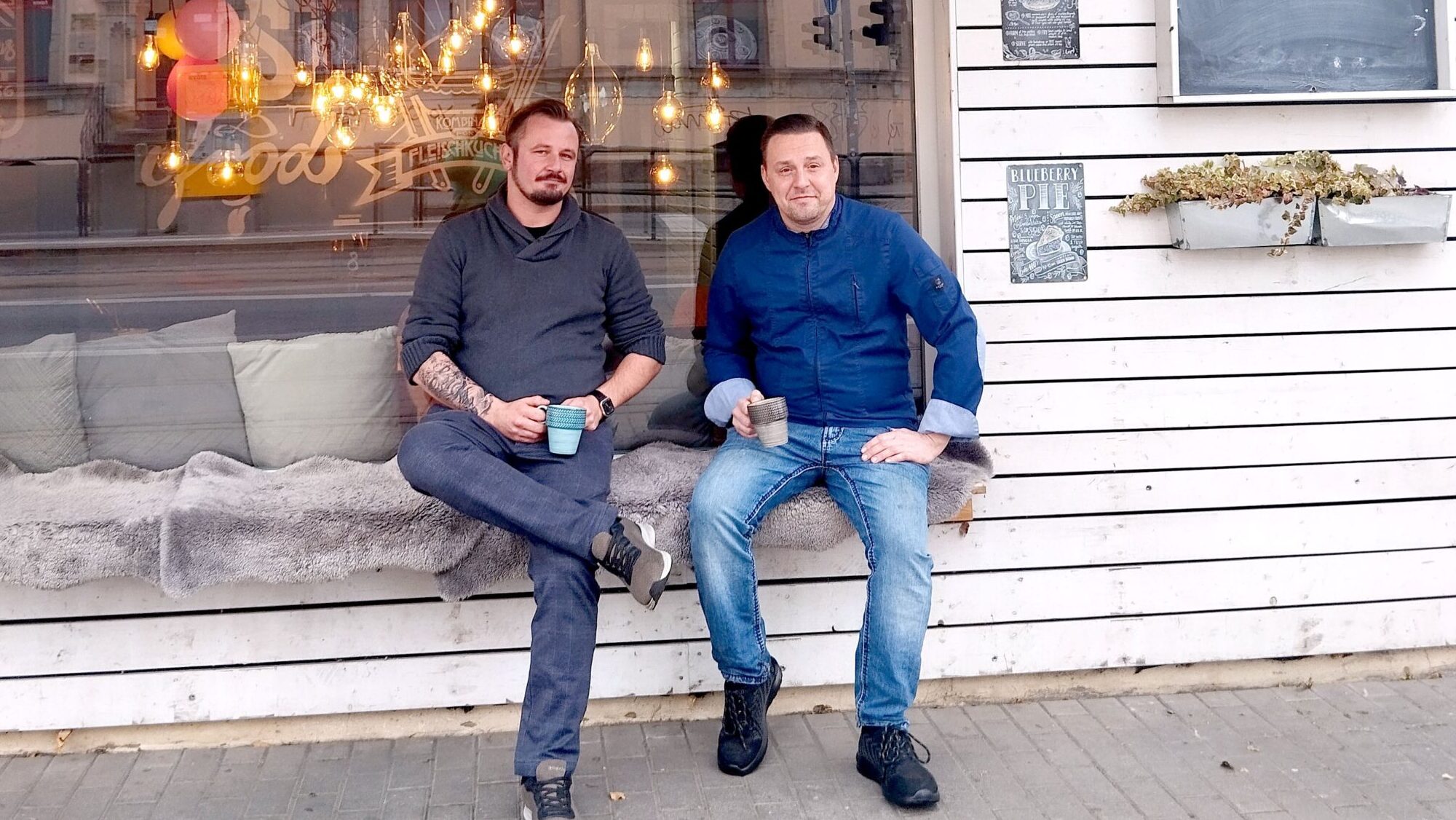 Georg, einer der Chefs (l.) und Micha, gelernter Koch (r.) vor dem "Kombinat für Fleischkuchen" und dem "Mahlgrad 156". Foto: S. Reichel