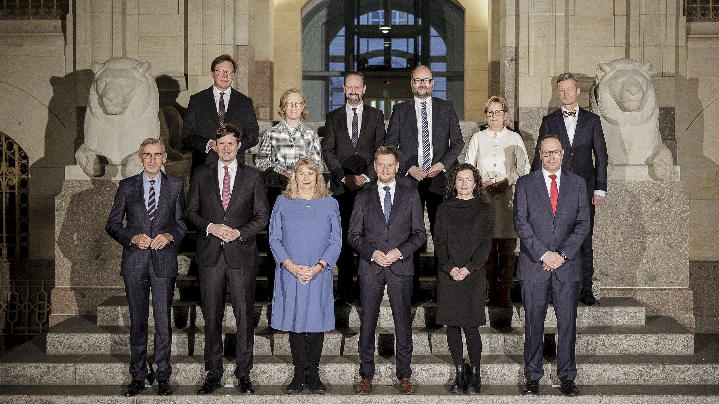 Dresden, 19. Dezember 2024, Gruppenfoto der neuen sächsischen Staatsregierung in der Staatskanzlei.1. Reihe von links nach rechts: Armin Schuster, Conrad Clemens, Petra Köpping, Michael Kretschmer, Constanze Geiert, Dirk Panter; 2. Reihe von links nach rechts: Georg-Ludwig von Breitenbuch, Regina Kraushaar, Sebastian Gemkow, Christian Piwarz, Barbara Klepsch, Andreas Handschuh - Foto: Nikolai Schmidt