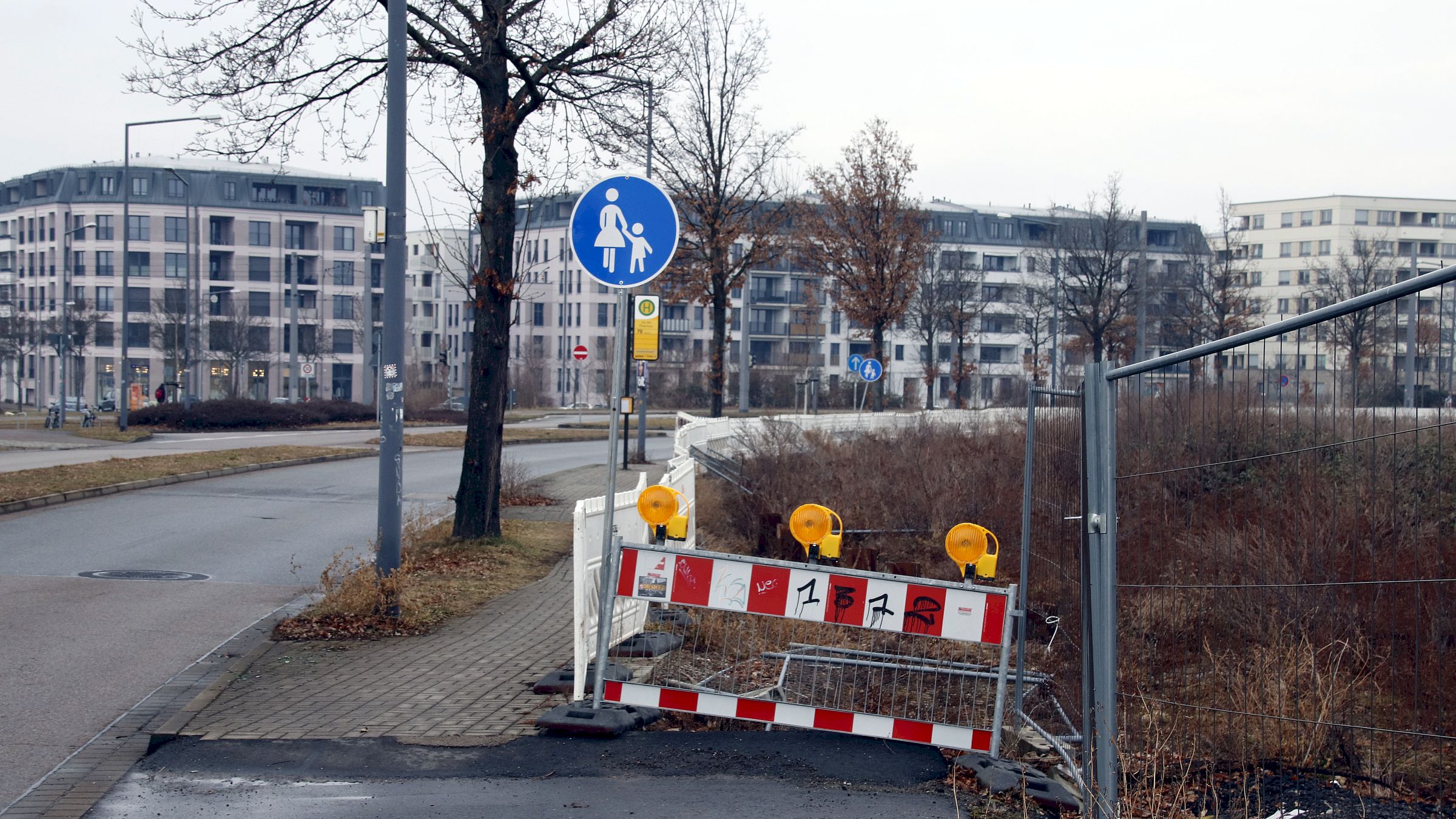 Auf der eingezäunten Baustelle passiert aktuell nichts. Foto: J. Frintert
