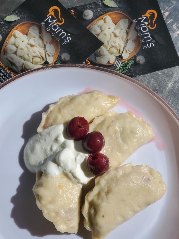 Mit Kirschen gefüllte Teigtaschen zum Dessert.