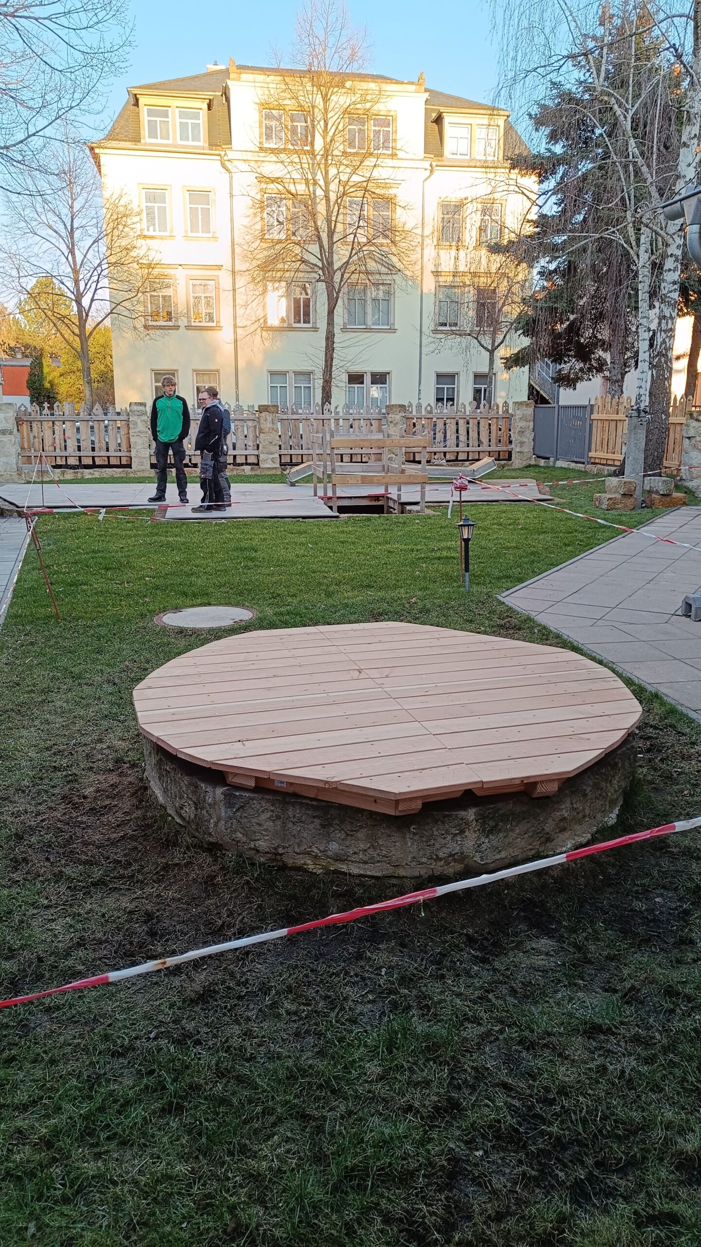 Noch ist der Sandkasten abgedeckt, das Areal nicht eröffnet.