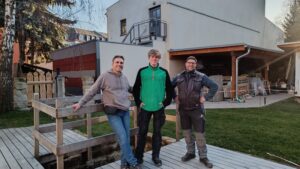 Abenteuerbauspielplatz des Stoffwechsel e.V. eröffnet im April "Stoffi"-Leiter in Pieschen Johannes Oswald, BFD'ler Thaddäus Thielemann und Servicetechniker Joe Liebscher (v.l.n.r.). Sie leiten die Bauarbeiten.