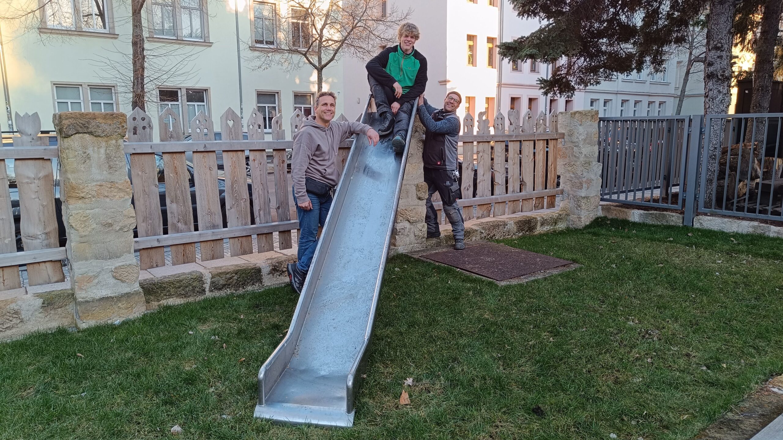 BFD'ler Thaddäus Thielemann (l.) und Servicetechniker Joe Liebscher (r.) montieren die Rutsche, wenn die ersten Bauwerke stehen.