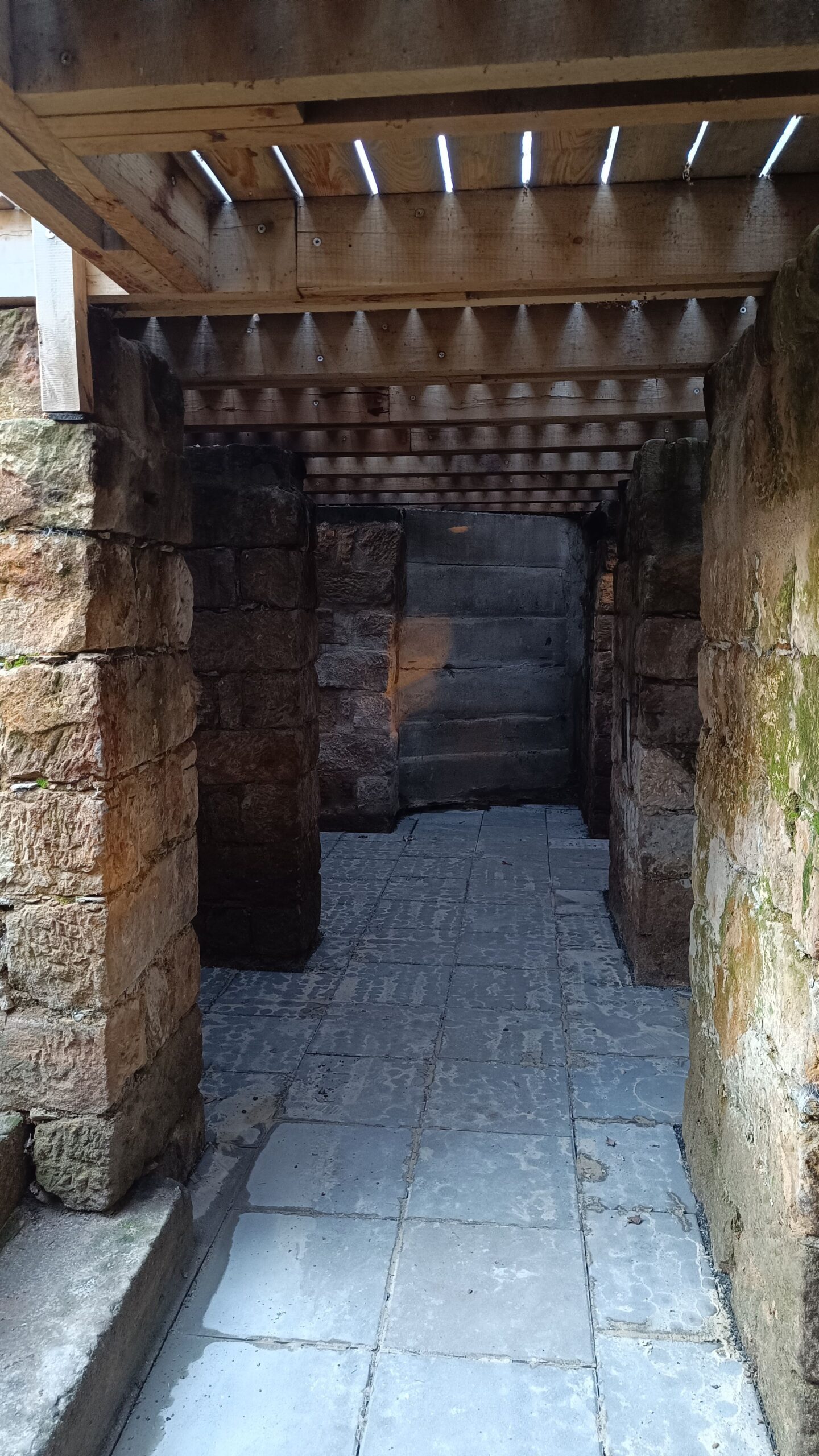 Unterirdische Gänge und Kellerräume bieten Raum für Spiele und Budenbau.