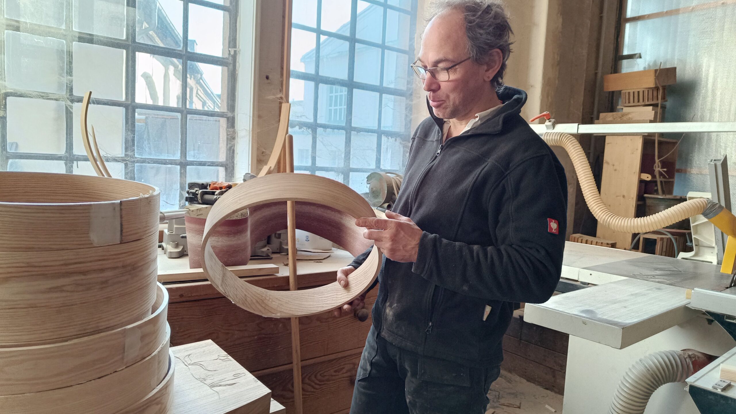 Beyer zeigt vorgerfertigte Trommelringe, bereit, mit Leder bezogen zu werden. 