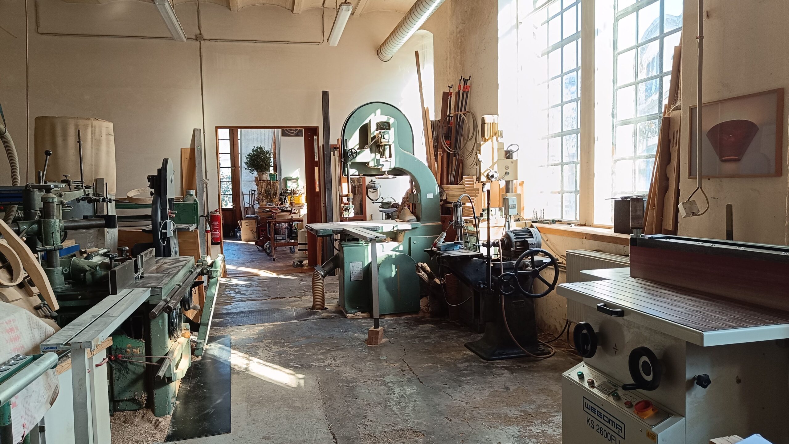 Beyers Werkstatt verfügt über eine Werkhalle, einen Fertigungsraum und Büro sowie ein Holzlager.