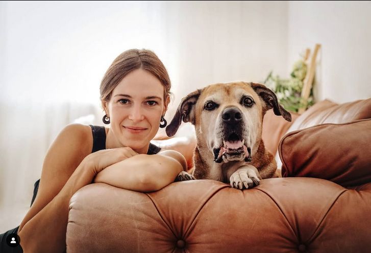Franetovic ist selbst langjährige Hundebesitzerin. Hier mit ihrer im letzten Jahr verstorbenen Hündin Maya. Foto: Chaoten.auf .Pfoten