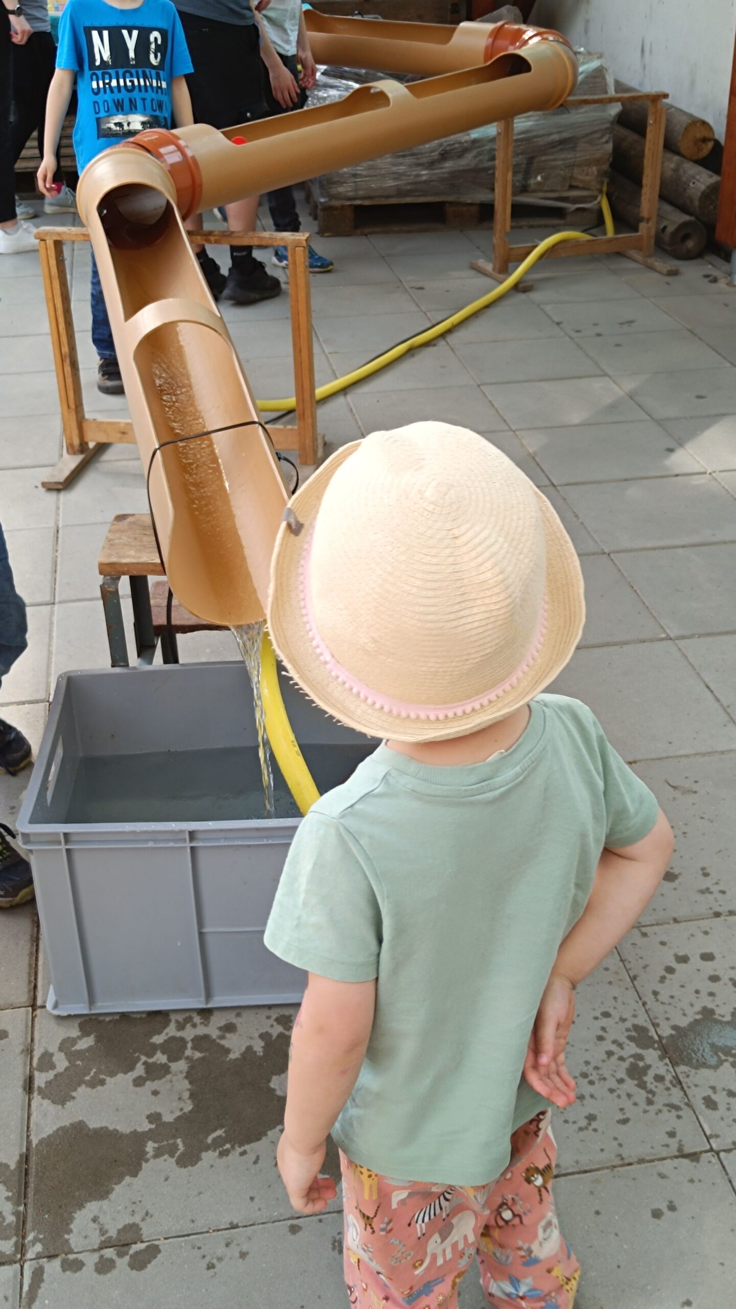 Kids begeistern fürs Draußensein - durchs Basteln, Matschen, Ausprobieren.