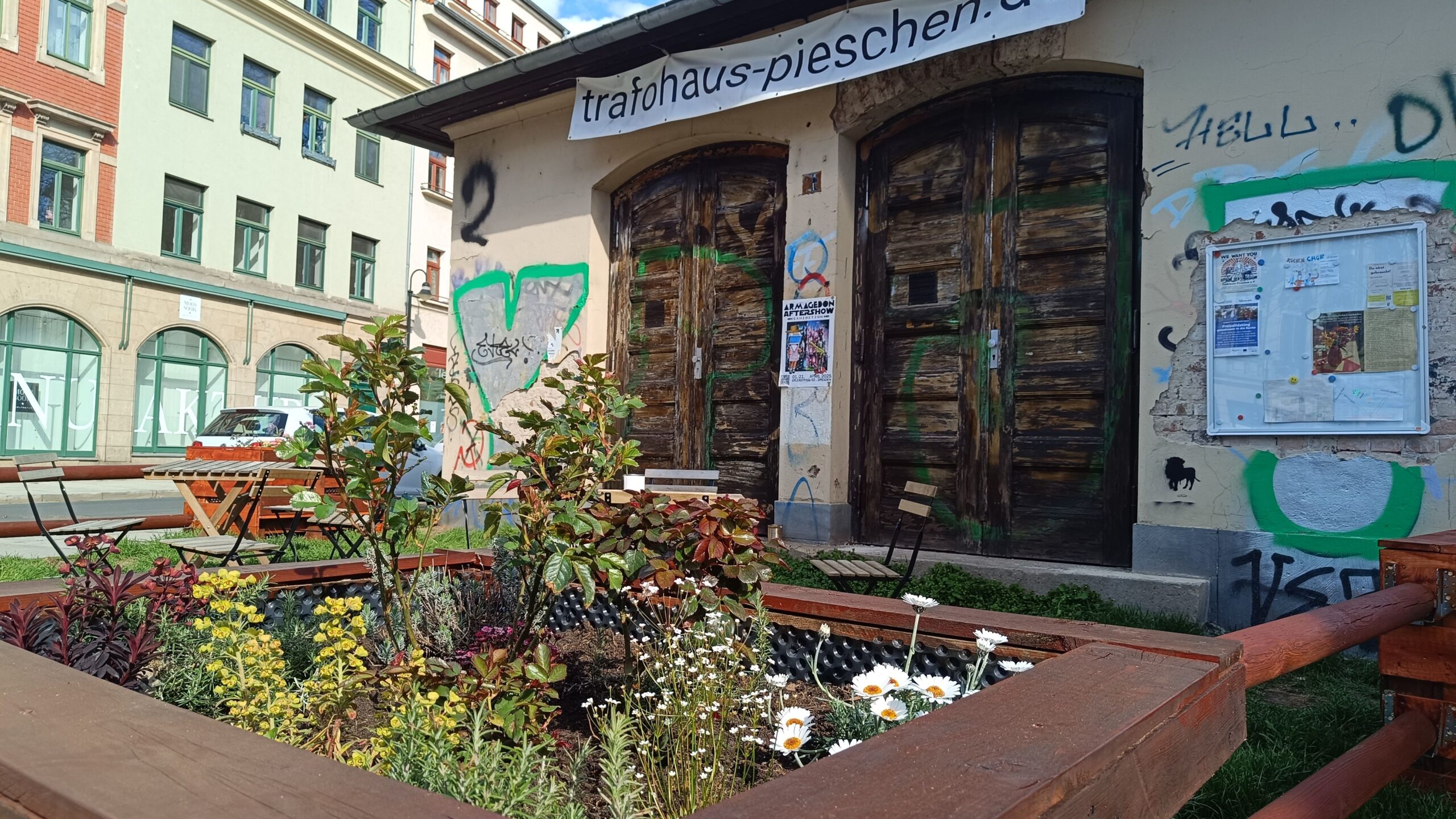 Lokale Vereine und Anwohner können den Schaukasten rechts am Haus für Aushänge nutzen.