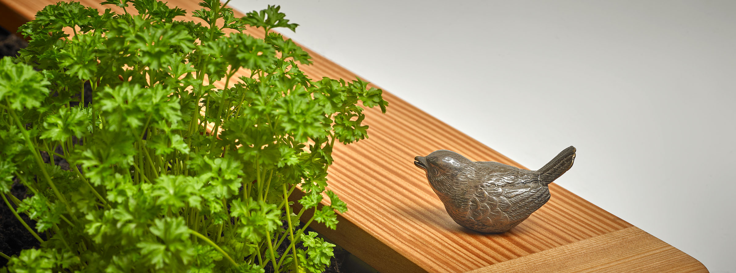 Vogel aus Bronze dient als Orientierung für sehbehinderte Menschen. Foto: Lothar Sprenger