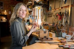 Goldschmiedin Anna-Maria Schelle - des "St. Annen Werksalon", erster Teil Teil eins des "doppelten Annchens" im "St. Annen Werksalon": Anna-Maria Schelle, Goldschmiedemeisterin in der zweiten Generation. Foto: Katja Knetschke Fotografie