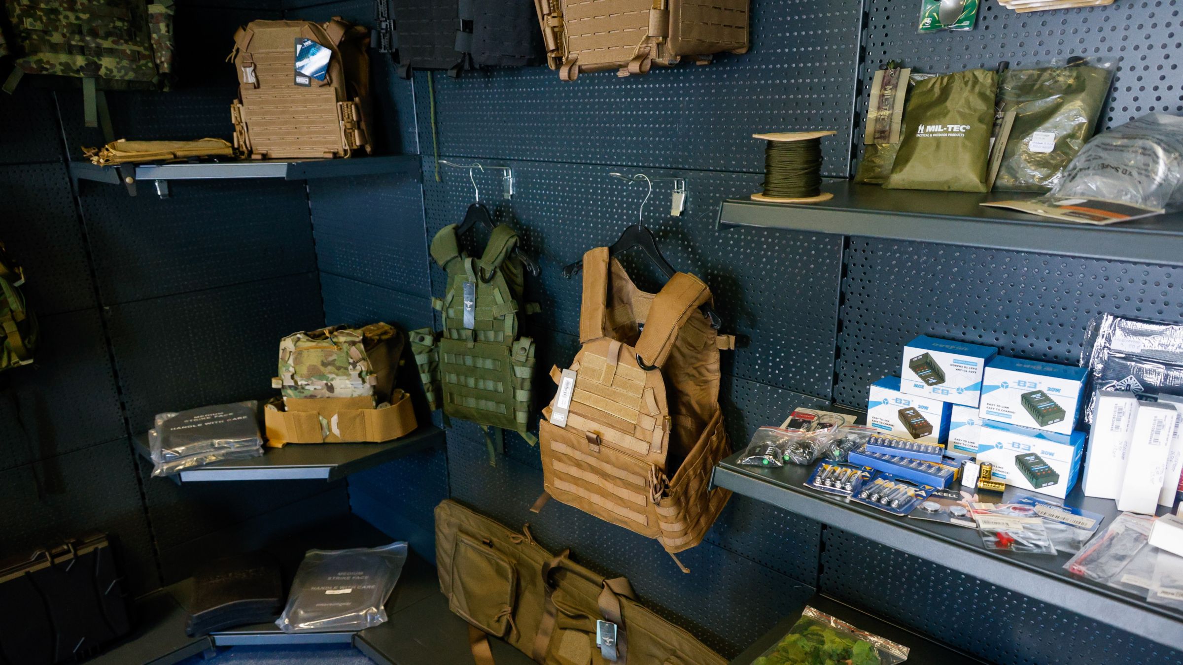Neben Waffen und Munition wird auch Schutzkleidung angeboten. Foto: F. Varga