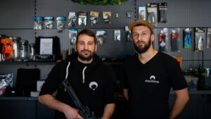 Neueröffnung an der Großenhainer: Airsoftdrop Eric Menzel und Tom Röthel haben an der Großenhainer Straße ein Geschäft für Airsoft-Spieler eröffnet. Foto: F. Varga