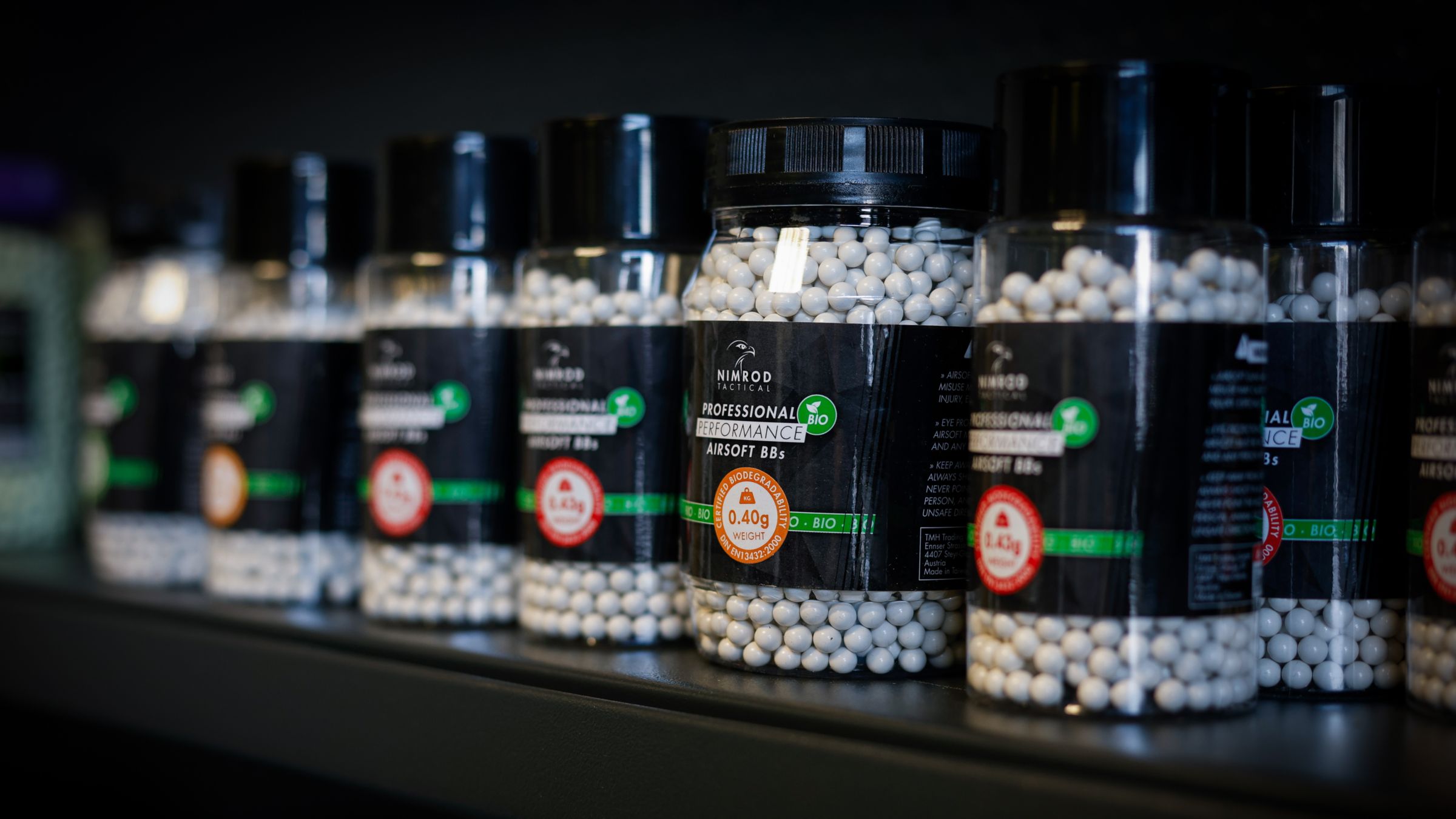 Mit solchen kleinen Kügelchen schießen die Airsoft-Spieler. Die Kügelchen sind biologisch abbaubar. Foto: F. Varga