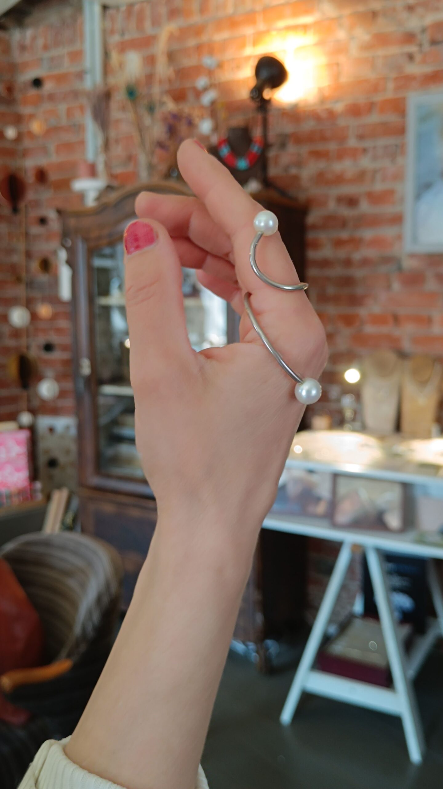 Anna-Maria nennt ihn den "Champagnerring": "Diesen Silberring trägt man am besten mit einem Glas Champagner in der Hand!", meint sie. So beispielsweise am Jubiläumsabend.