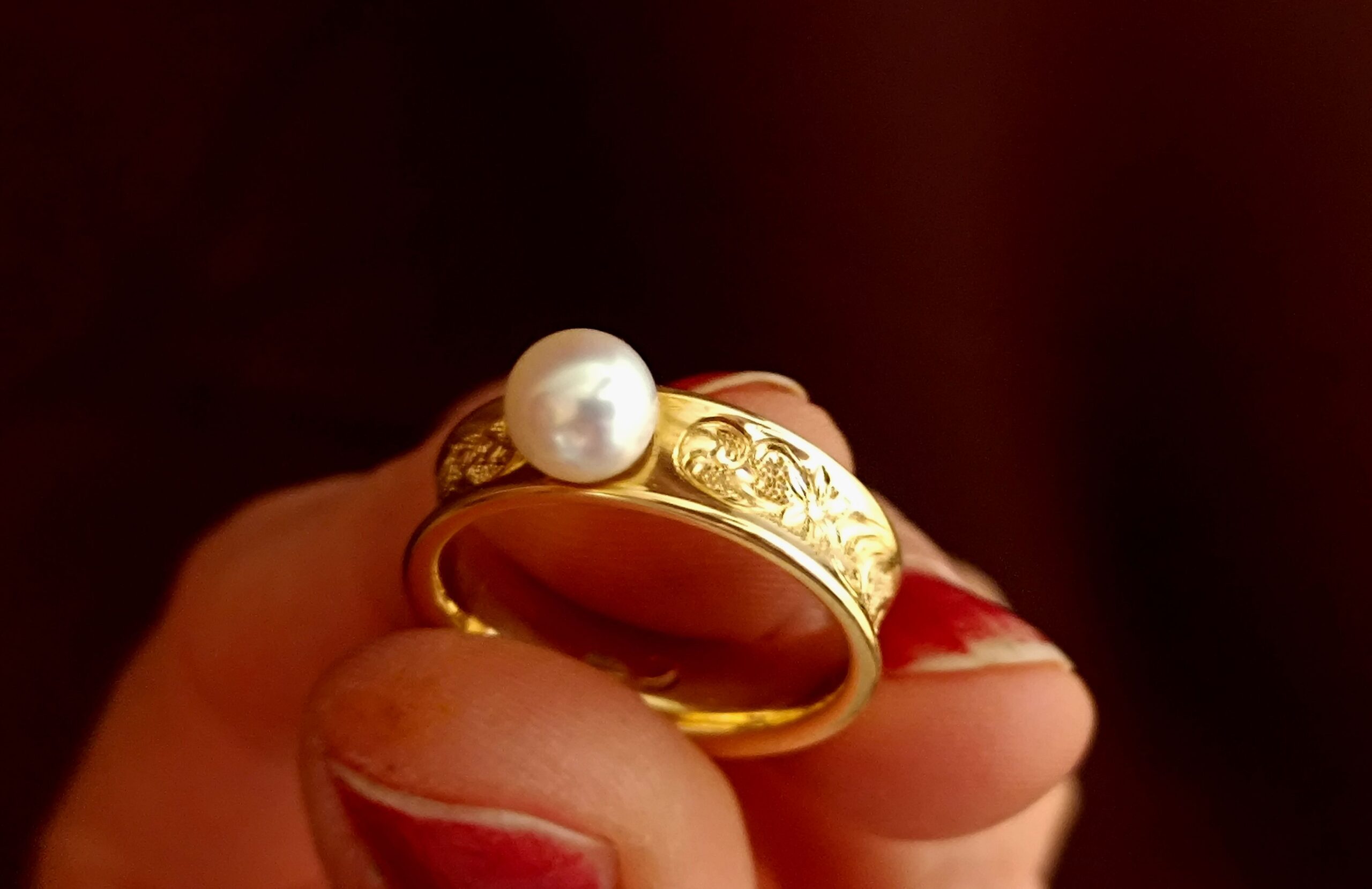 Handgravierter Goldring. Die Schmiedearbeiten macht Anna-Maria, Handgravuren übernimmt eine befreundete Graveurin.