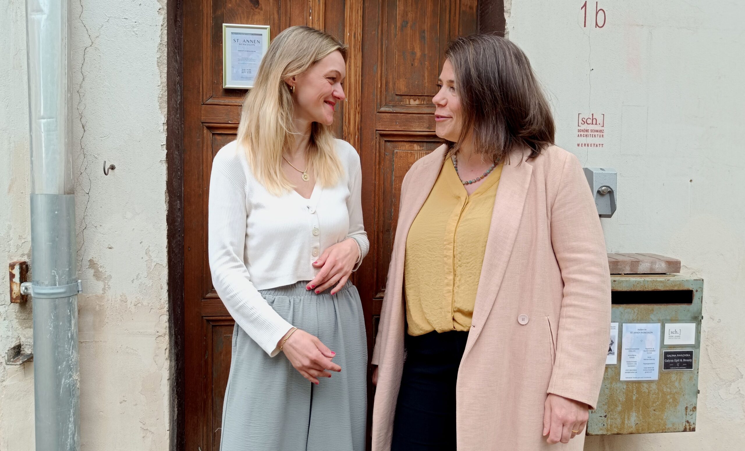 Goldschmiedemeisterin Anna-Maria Schelle (l.) und Buchbinderin Anne Wehner-Bräunig (r.) haben den "St. Annen Werksalon" 2018 gegründet.