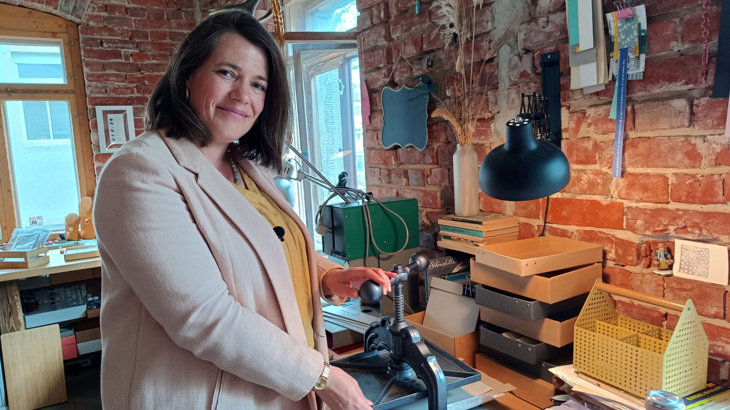 Die Papierpresse nutzt Anne vor allem für die Fixierung von Buchdeckeln.