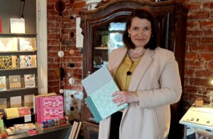 Die Buchbinderin Anne Wehner-Bräunig - "St. Annen Werksalon", zweiter Teil Anne Wehner-Bräunig ist Buchbinderin im "St. Annen Werksalon" und gibt auch Kurse.