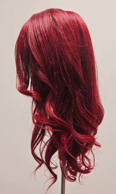 Ein Vorteil von hochqualitativem Kunsthaar ist, dass es gestylt werden kann. Bei Echthaarperücken klappt das nicht. Foto: "Zweithaarliebe" - Studio für Haarersatzlösungen