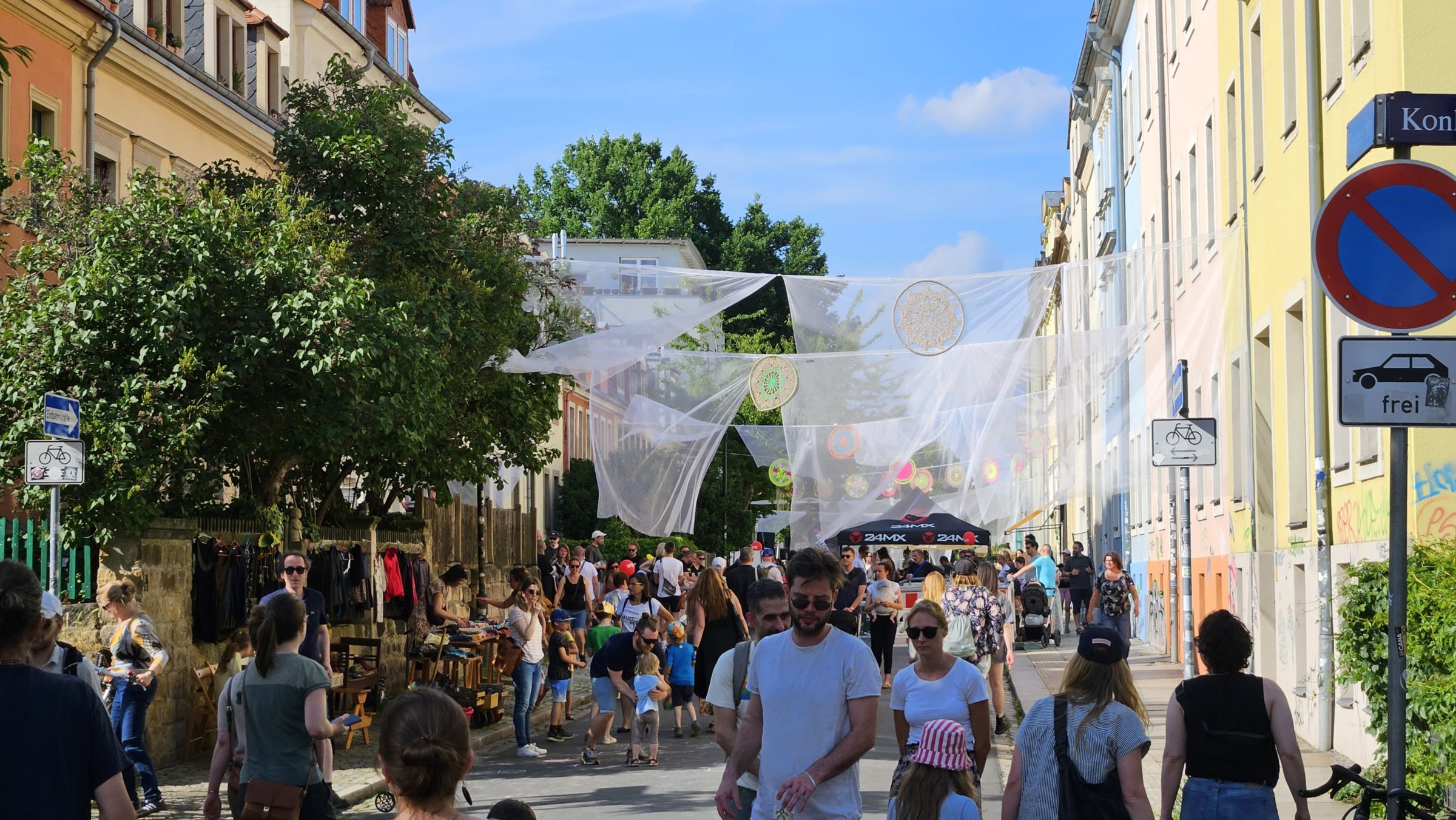 Die Torgauer Straße gab sich gemütlich. Foto: J. Frintert