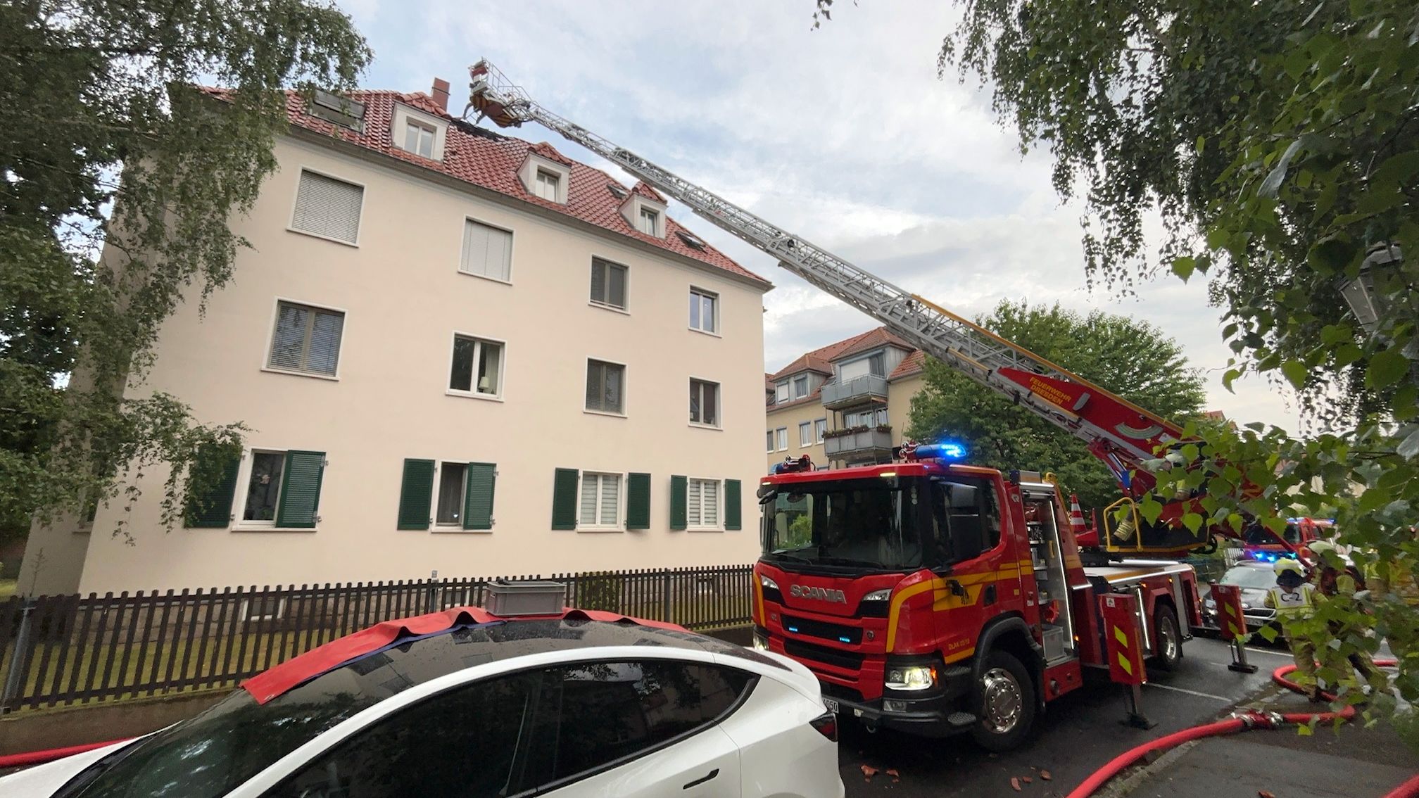 Die Feuerwehr konnte den Brand im Dachstuhl des Hauses an der Bolivarstraße rasch löschen. Foto: R. Halkasch