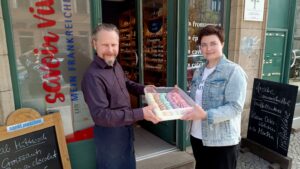 Pâtisserie trifft Käse & Wein - eine Pieschener Geschäftsverbindung Seit dem Kennenlernen beim Pieschener Unternehmertreffen sind Pâtissière Maria Krauß (r.) und Unternehmer Uwe Sochor (l.) geschäftlich verbunden.