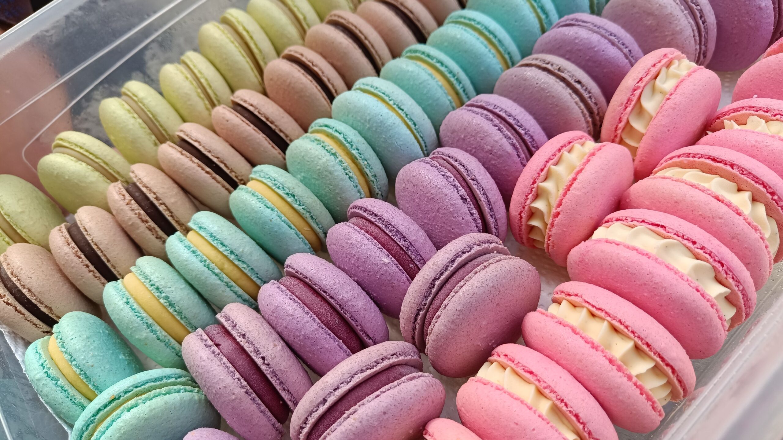 Saftig, frisch und aromatisch sind die zarten Macarons aus Handherstellung.