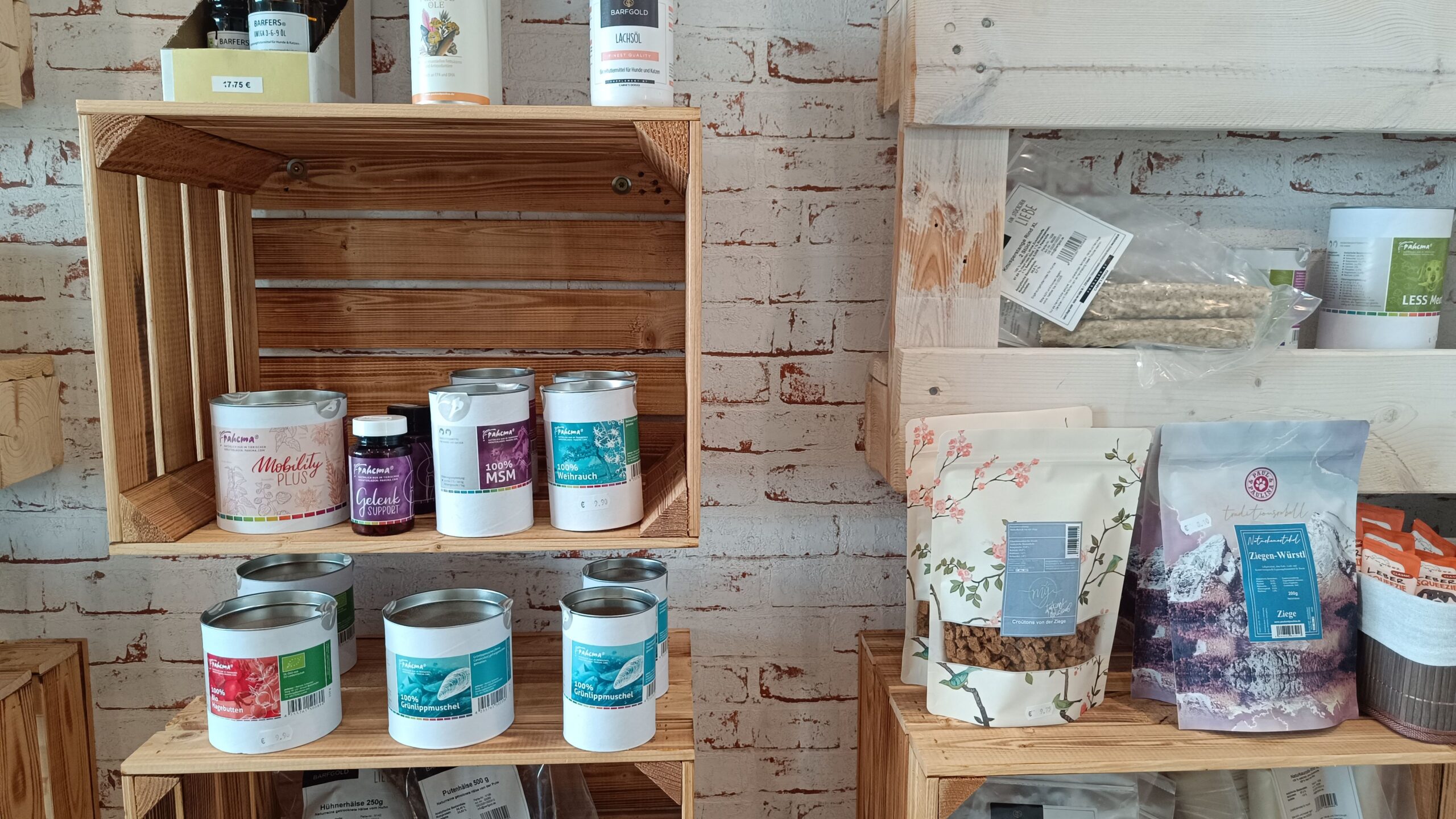 Nahrungsergänzungsmittel im "BARF-Laden".
