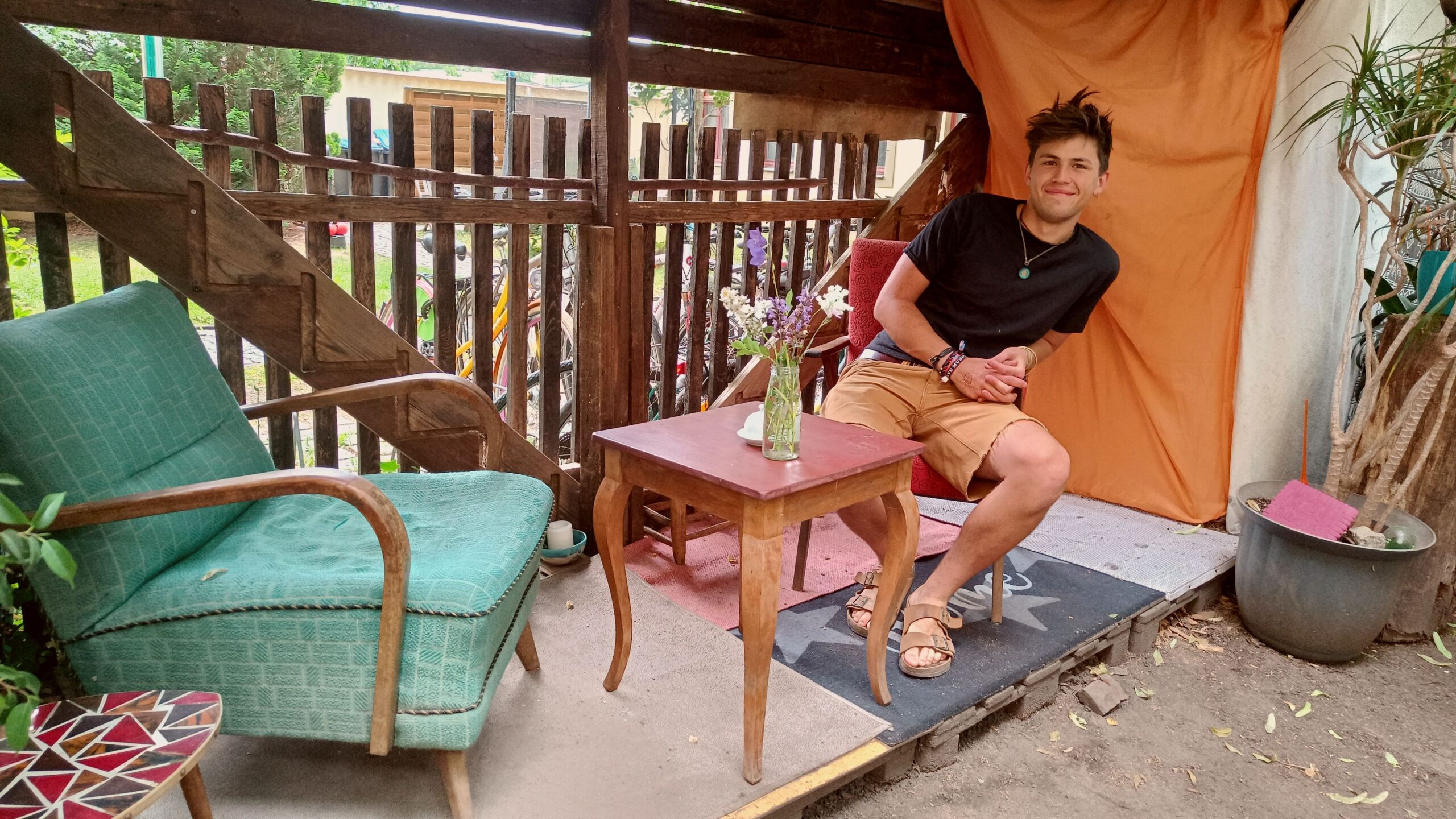 Café im Hinterhof von "Koko3". Ungeahnte Einblicke bietet Leonidas: im Haus gibt's 'ne mega Dachterrasse mit Blick über ganz "Sankt Pieschen".