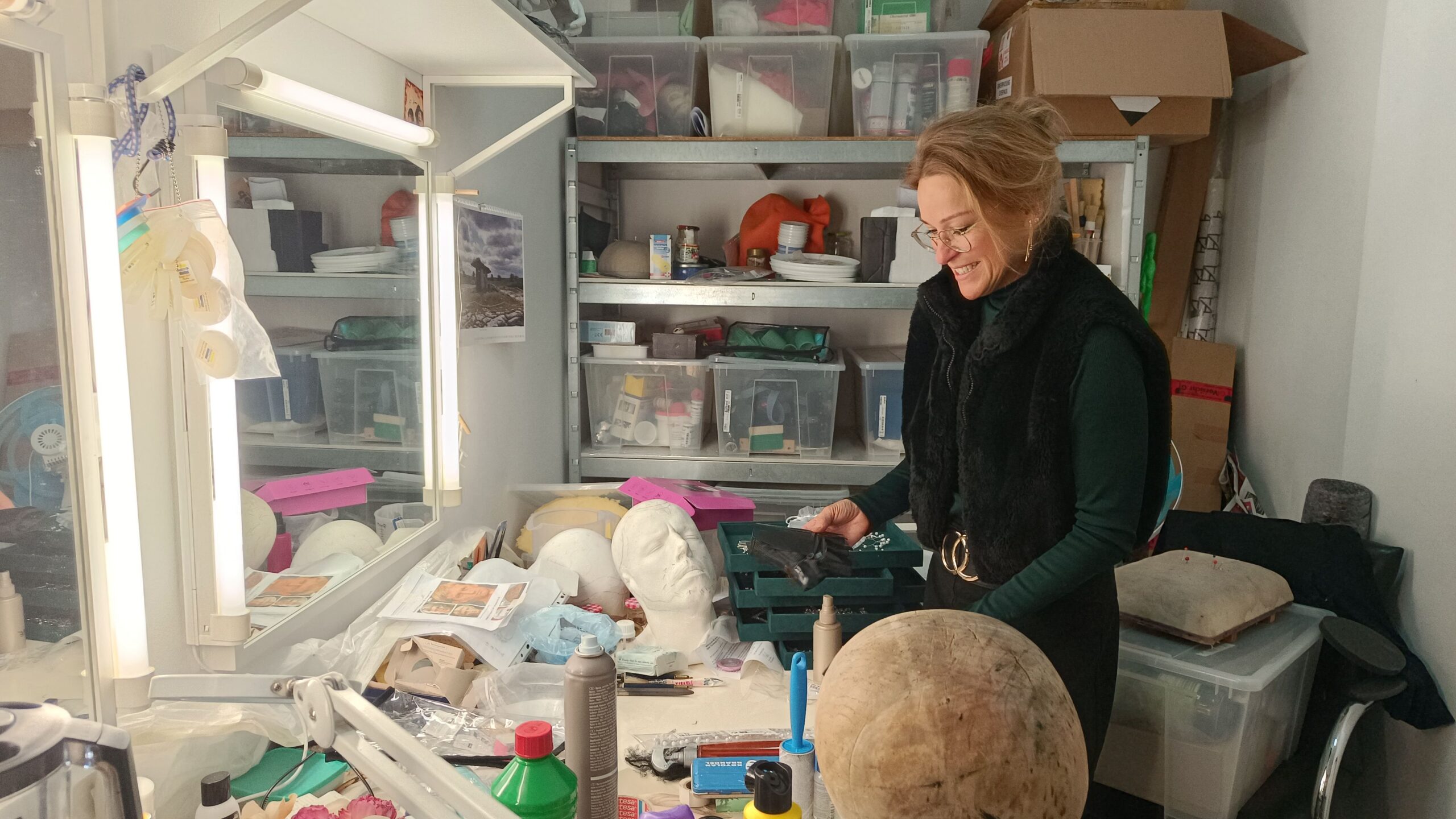 In Stellings "kreativer Zone" sind Abformungsmassen, Perückenutensilien und Styling-Zubehör schon gewöhnt zu koexistieren. 