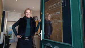 Maskenbildnerin Janine Stelling - Mit Mut, Kreativität und Berliner Schnauze Janine Stelling hat sich als Maskenbildnerin und Makeup-Artist im Laufe der letzten zwölf Jahre ein großes Netzwerk aufgebaut.