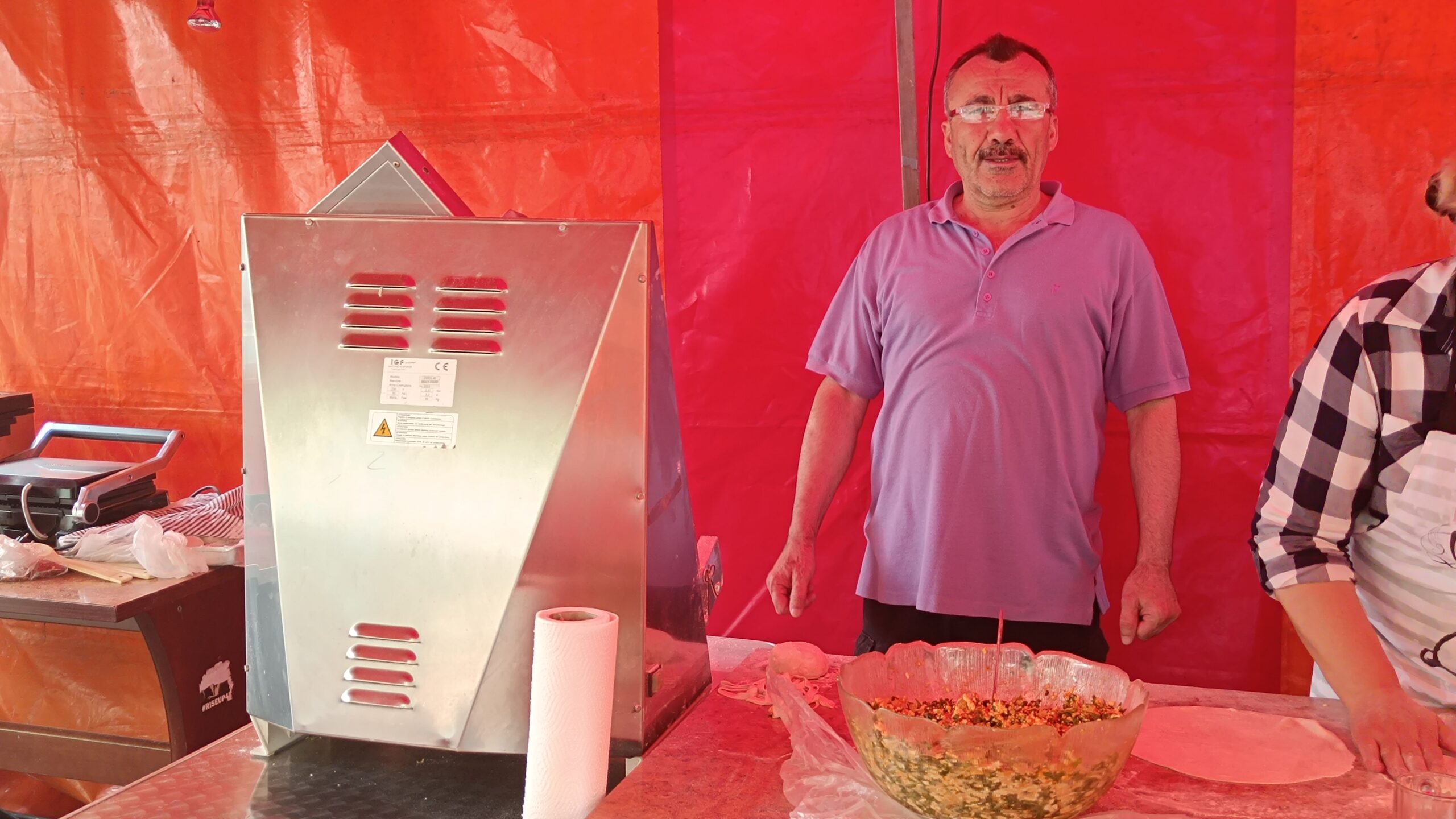 Rangin gibt eine Führung durch's frische Sortiment kurdischer Spezialitäten.