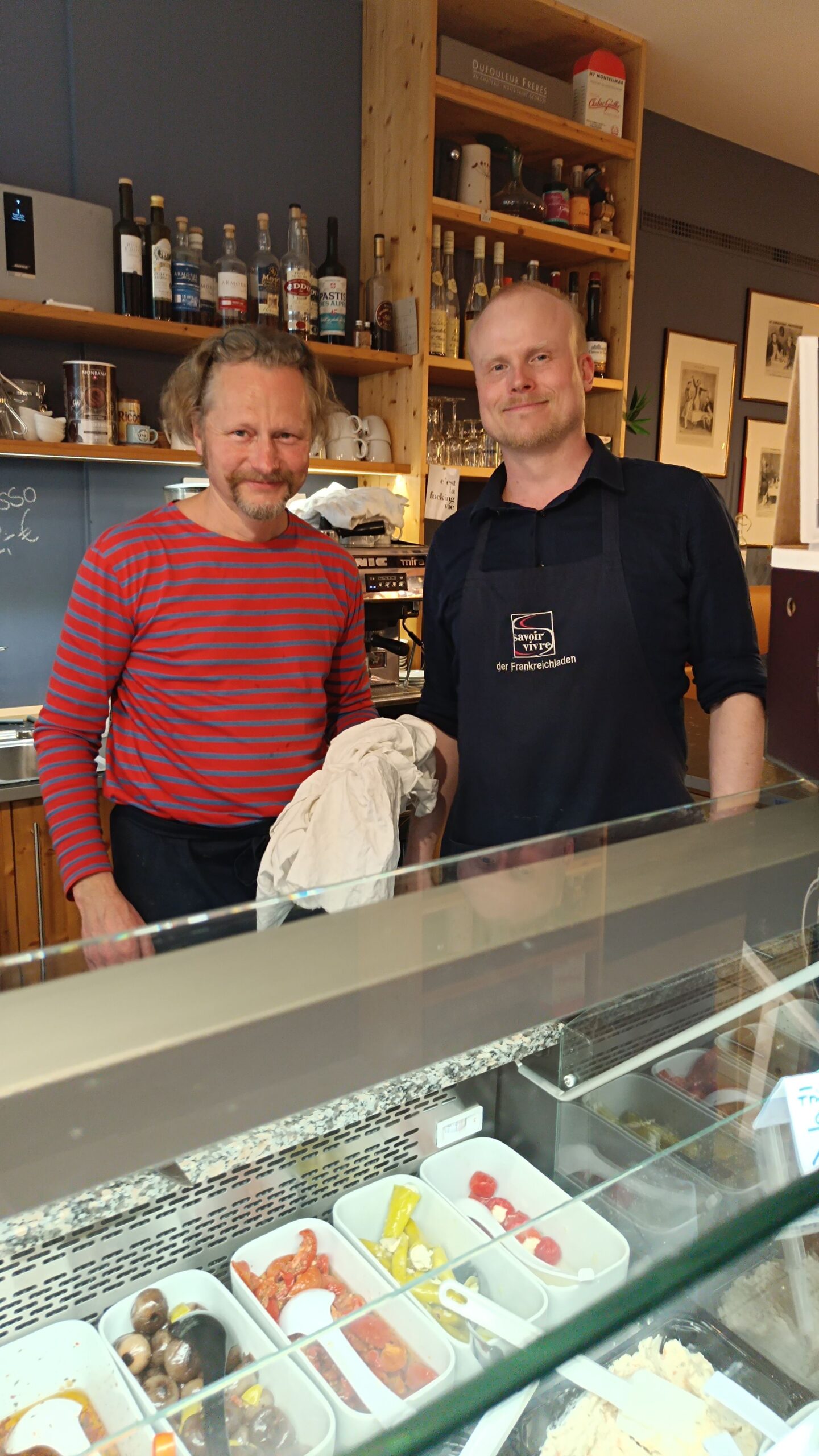 Im "Frankreichladen" brummt's. Nachschub an Baguettes und Croissants ist im Ofen, alle Plätze drinnen und draußen belegt.