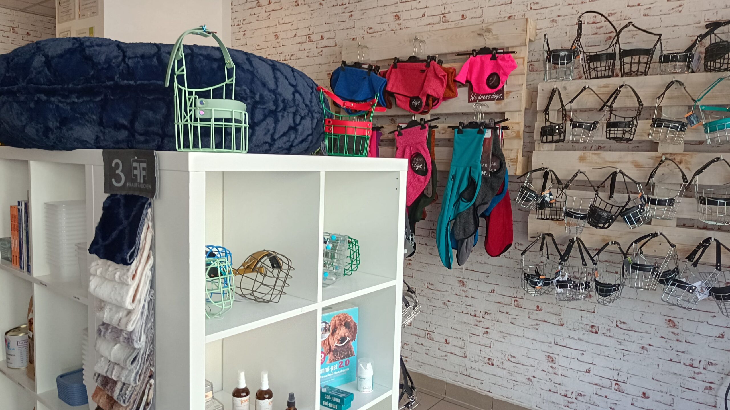 Die Inhaberinnen beraten auch zur Wahl von Hundebetten und Maulkörben.
