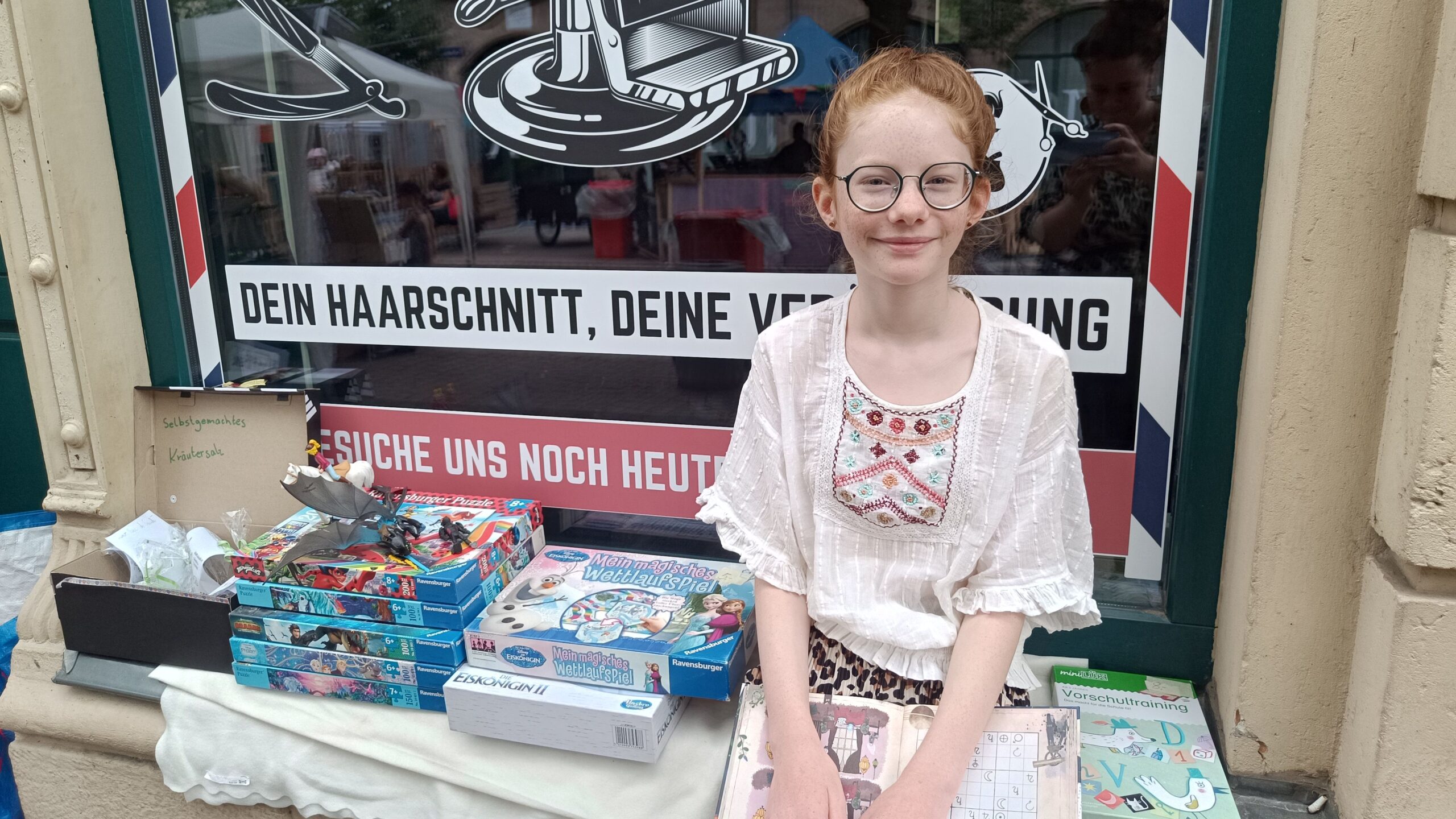 Kiki verkaufte ausgedientes Spielzeug. Vom Erlös möchte sie sich "Harry-Potter-Zauberstäbe" anschaffen.