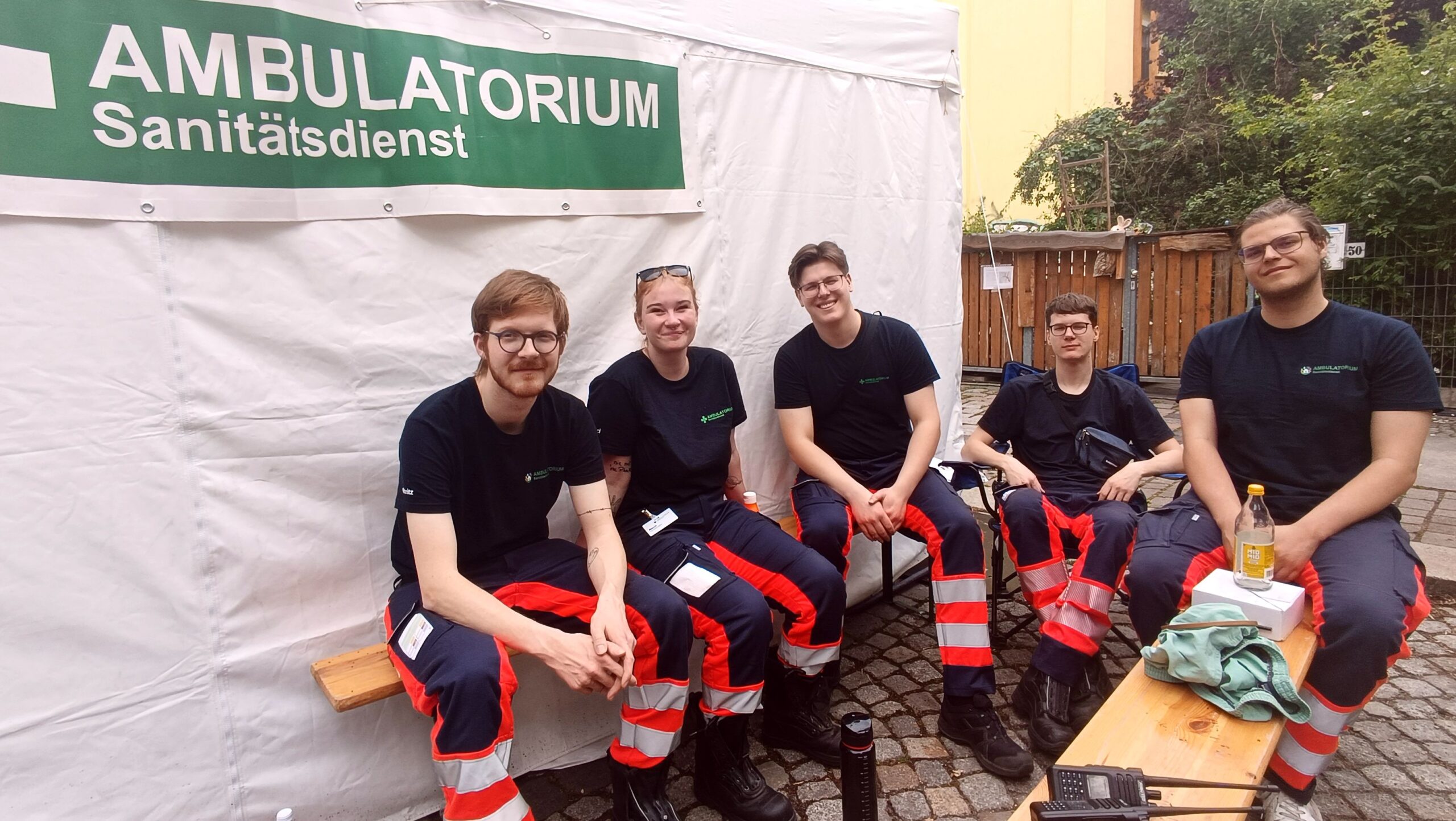 "Noch ist nix eskaliert": Notfallsanitäter vom Verein "Ambulatorium" stehen für Erste-Hilfe-Maßnahmen bereit.