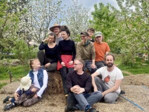 Quereinsteiger mit Interesse am Gärtnern, FÖJler, Gärtner, Permakulturinteressierte - das Team der "Alten Gärtnerei" ist bunt gemischt. Foto: AlteGärtnerei Dresden