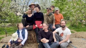 Zwischen Felsenbirne, Kaffee und Erdbeerernte - Alte Gärtnerei Quereinsteiger mit Interesse am Gärtnern, FÖJler, Gärtner, Permakulturinteressierte - das Team der "Alten Gärtnerei" ist bunt gemischt. Foto: AlteGärtnerei Dresden