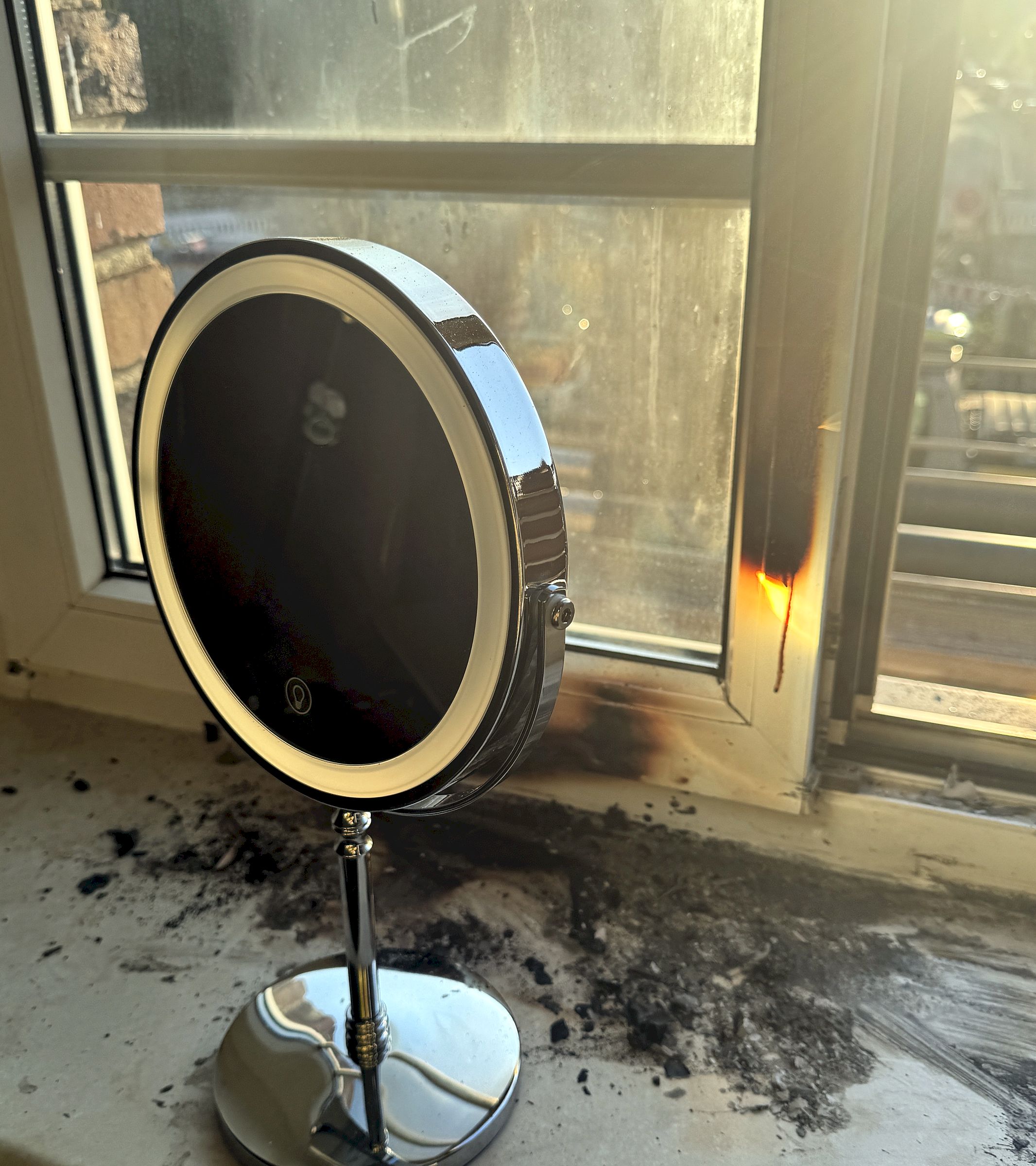 Das Sonnenlicht wird durch den Spiegel gebündelt auf einen Punkt geworfen. So könnte dieser Rasierspiegel Auslöser für den Brand gewesen sein. Foto: Feuerwehr Dresden