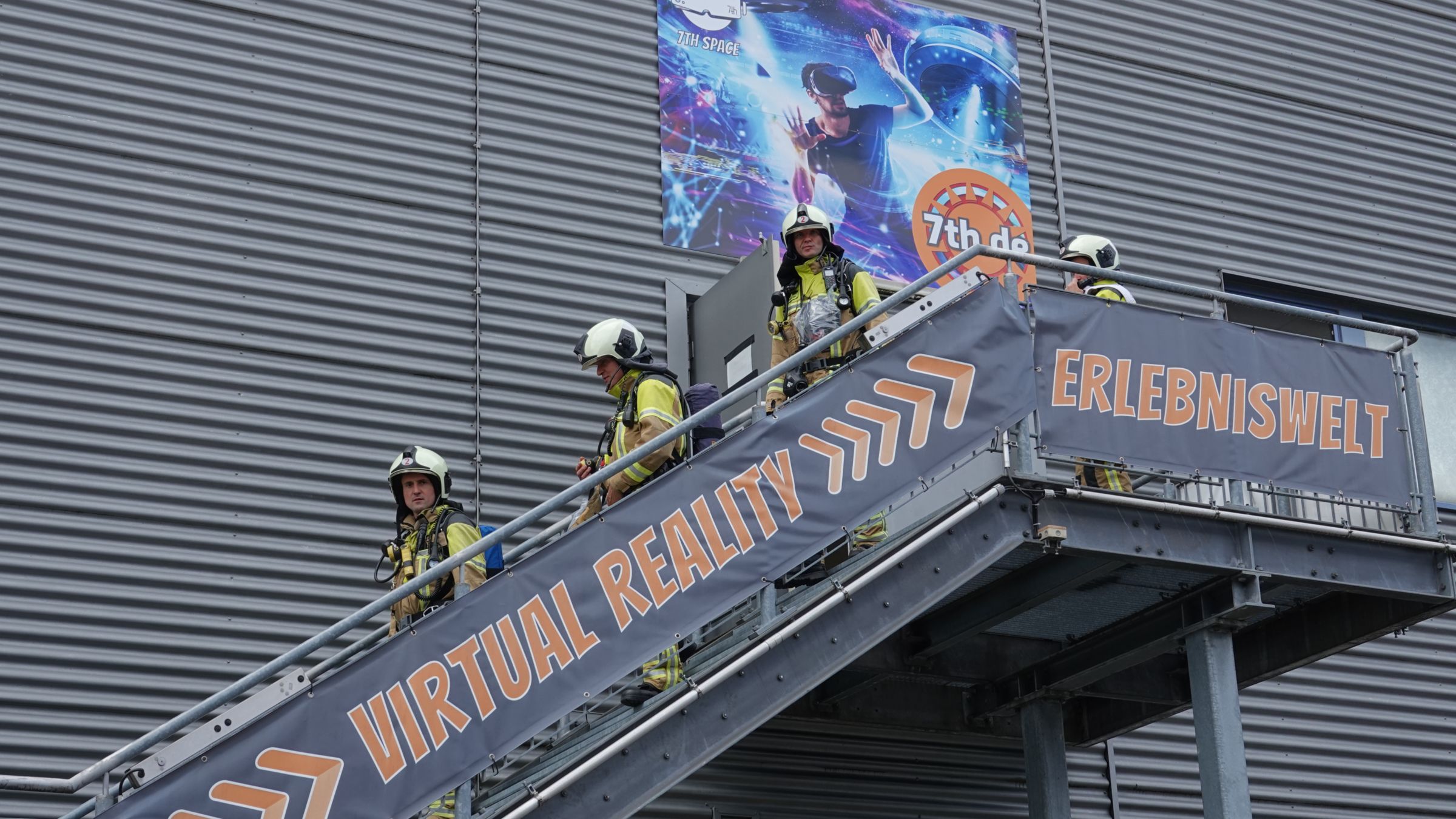 Die Einsatzkräfte der Dresdner Feuerwehr kontrollierten die Räume. Foto: R. Halkasch