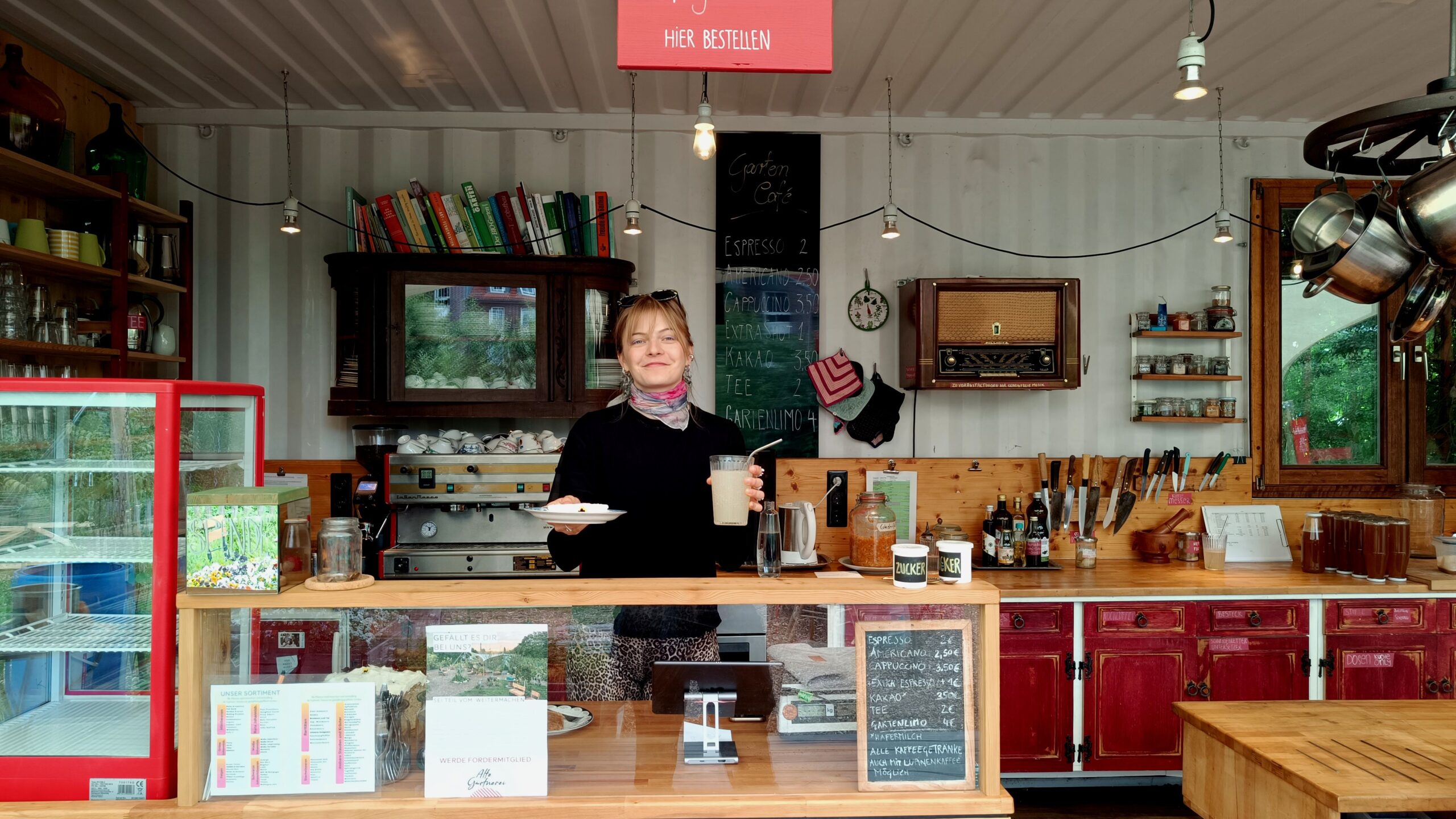 Im Gartencafé gibt's veganen, teilweise auch glutenfreien Kuchen und Bio-Segelkaffee.