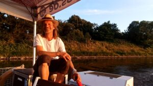 Urlaubsfeeling auf dem "Elbfloss" - schippern mit Atmosphäre Roman Kreisel ist Projektleiter von "Elbfloss", welches über den Wunjo e.V. läuft.
